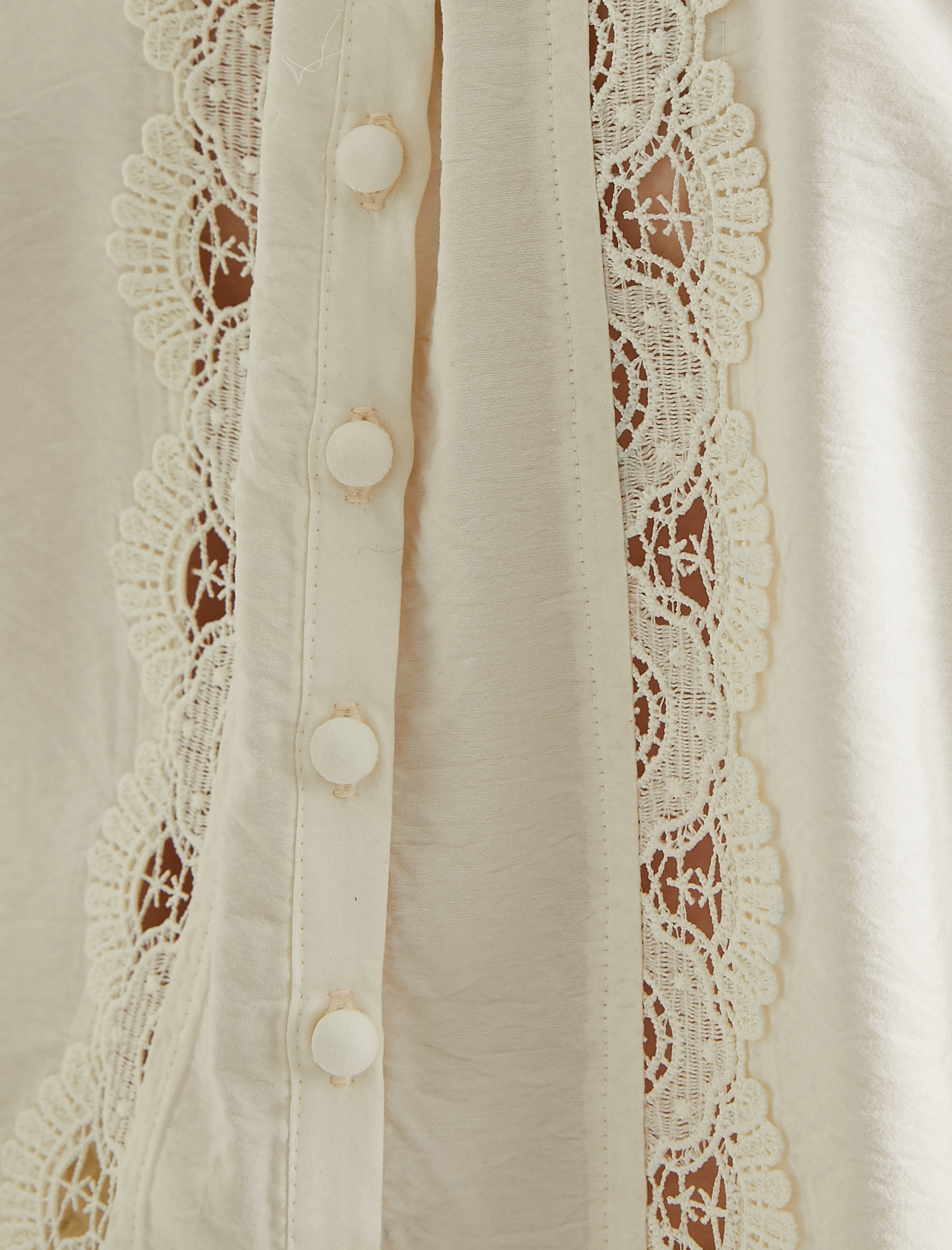   Koton X Melis Ağazat - Dantelli Düğmeli Hakim Yaka Bluz