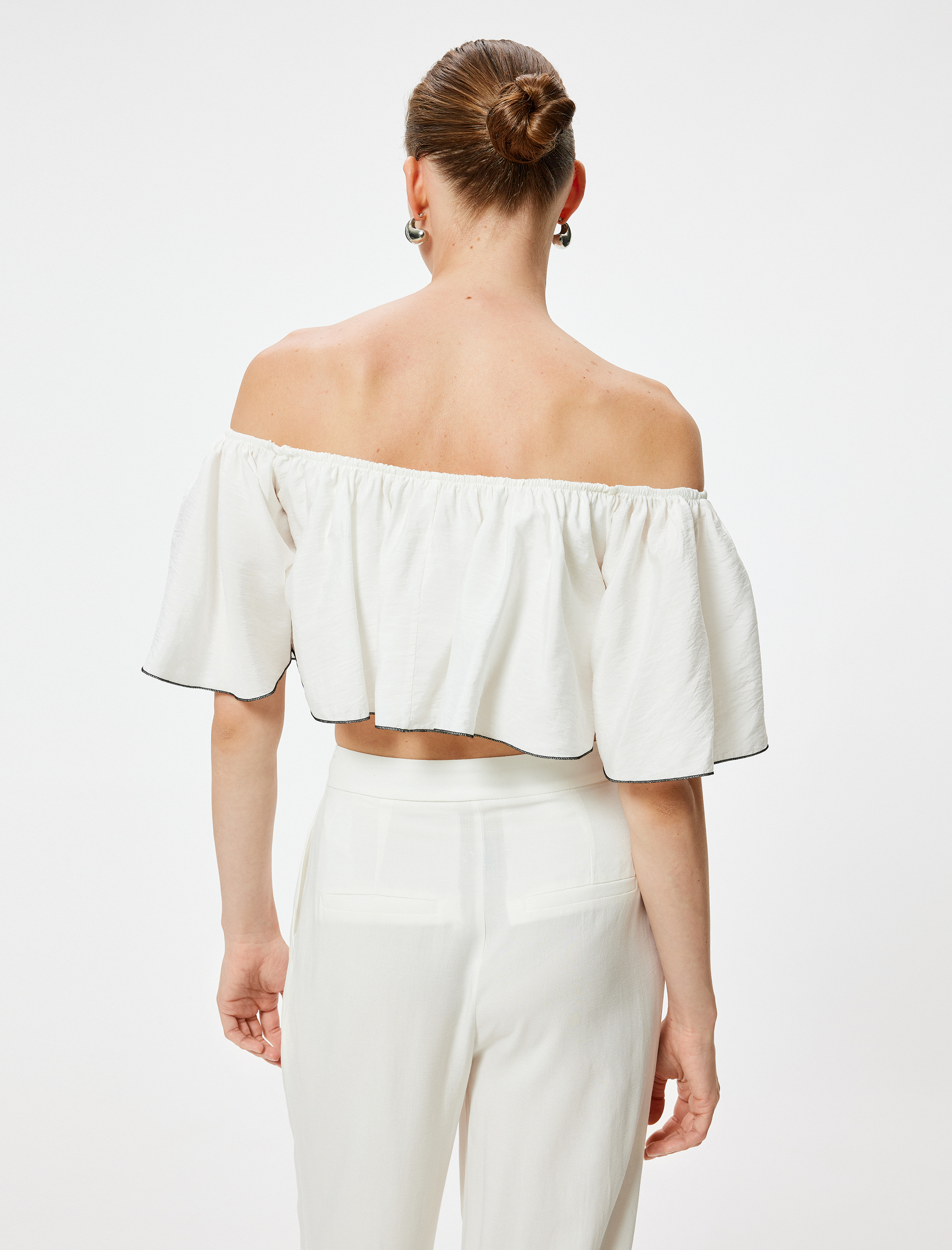 Omzu Açık Büstiyer Fırfırlı Çiçek Aplike Detaylı