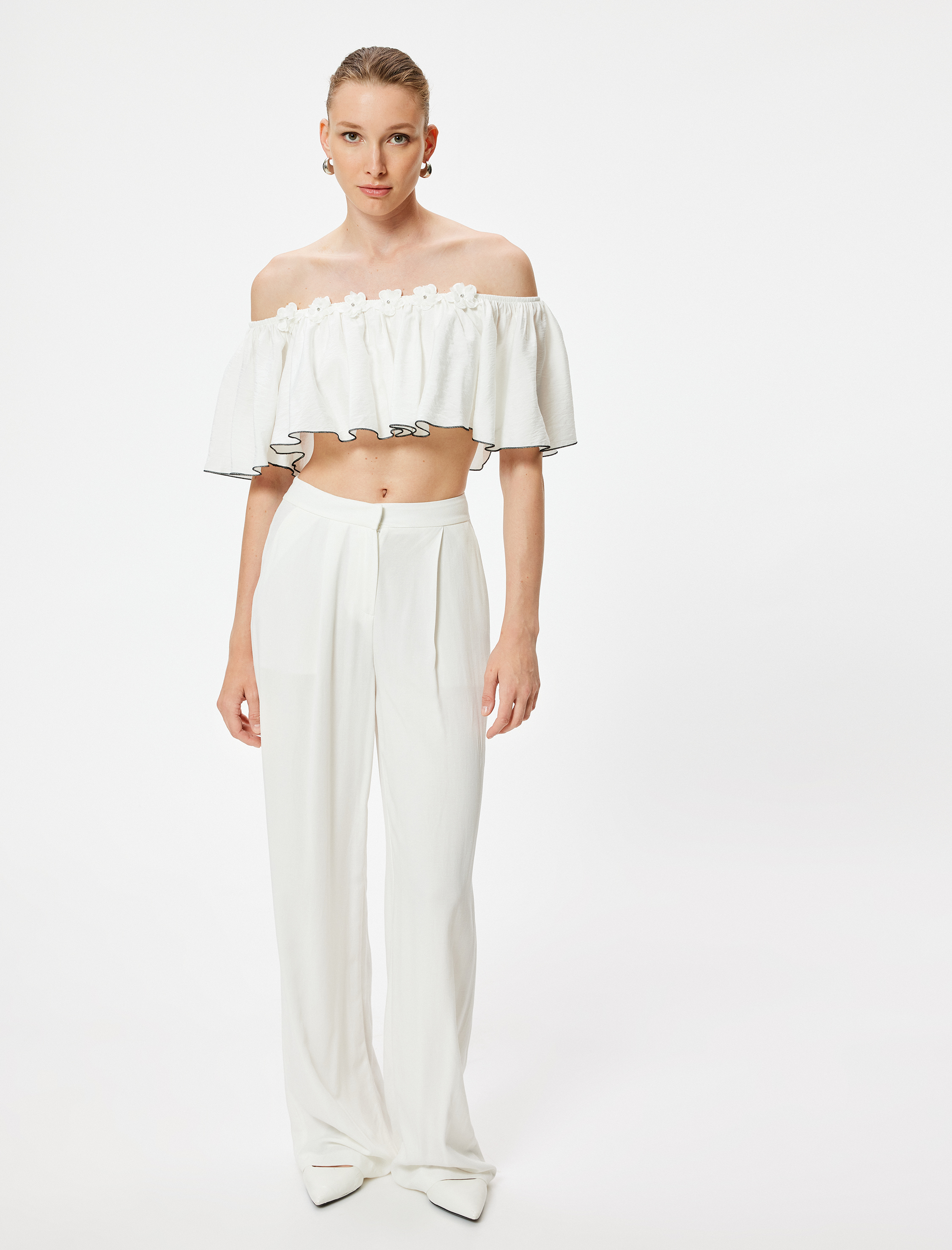 Omzu Açık Büstiyer Fırfırlı Çiçek Aplike Detaylı