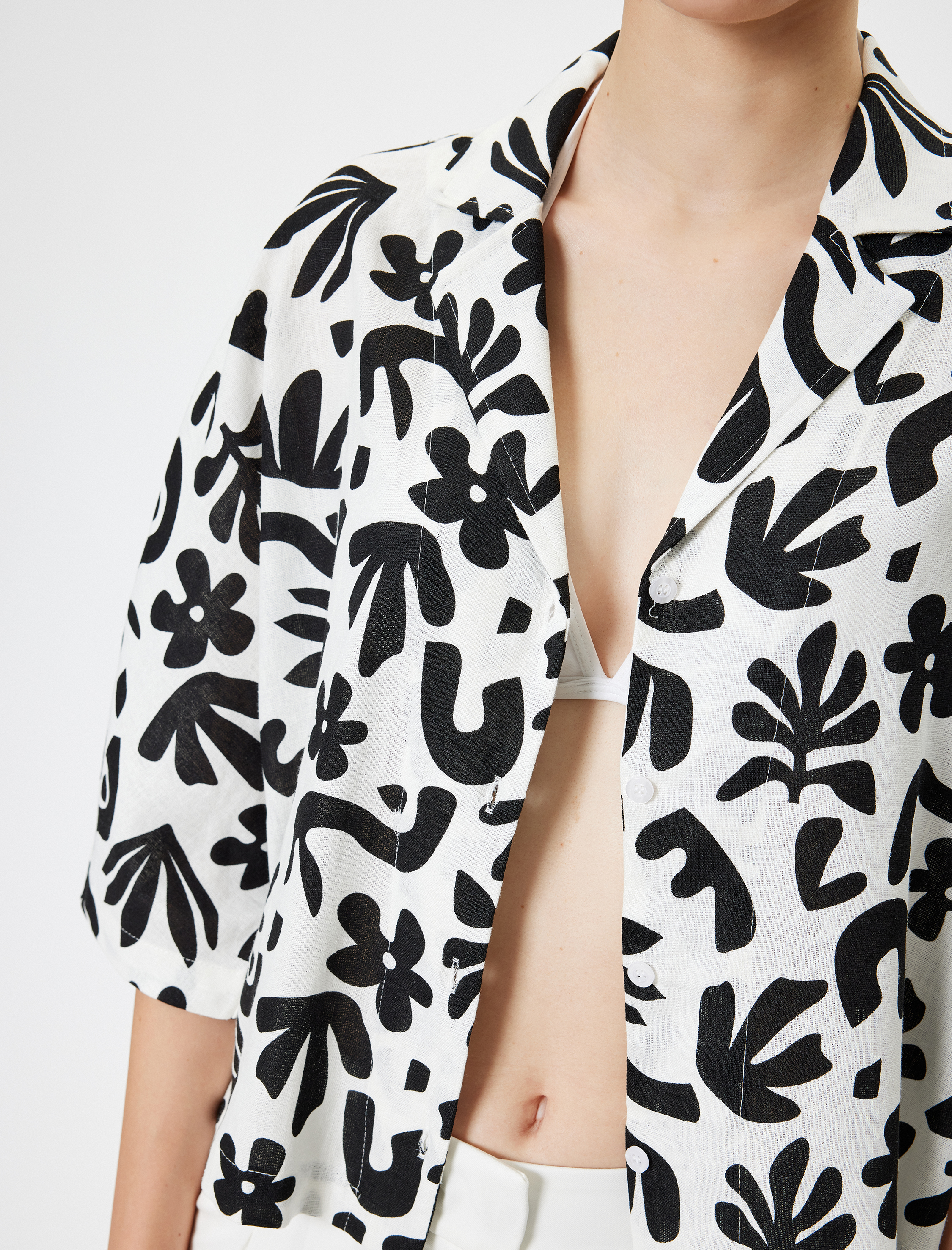   Crop Gömlek Keten Karışımlı Kısa Kollu Etnik Detaylı Devrik Yaka Düğmeli