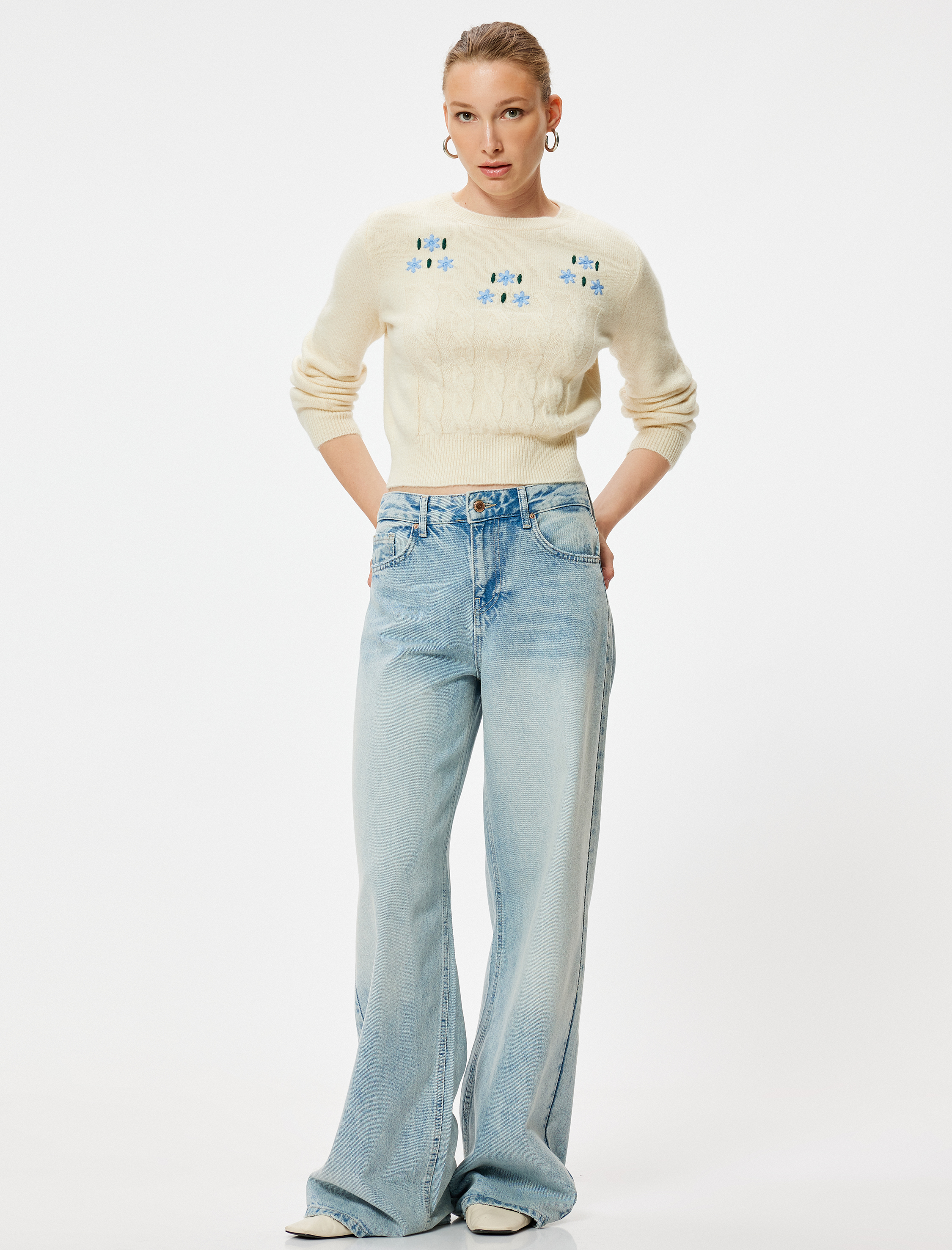   Uzun Kollu Yumuşak Dokulu Çiçekli Triko Kazak