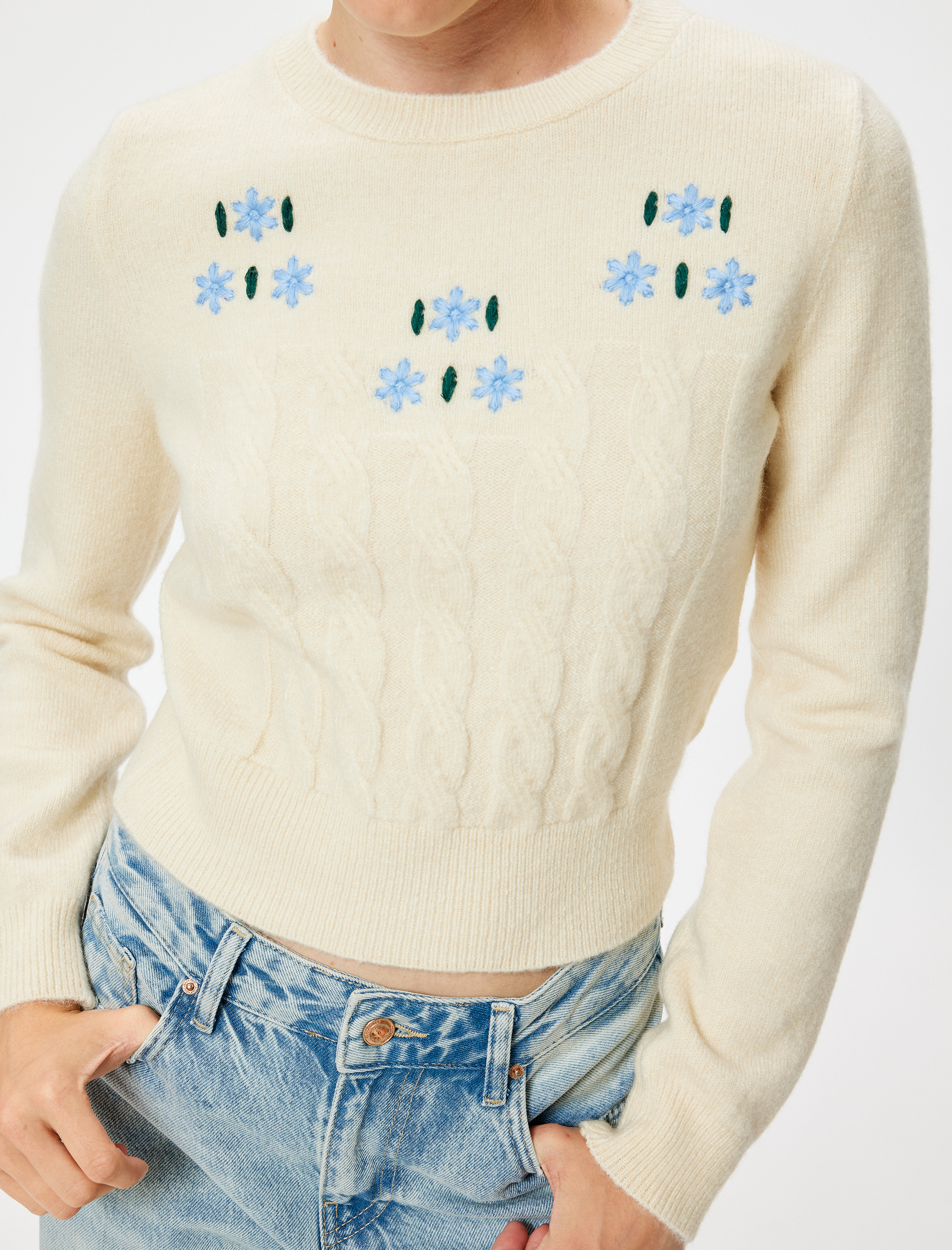   Uzun Kollu Yumuşak Dokulu Çiçekli Triko Kazak