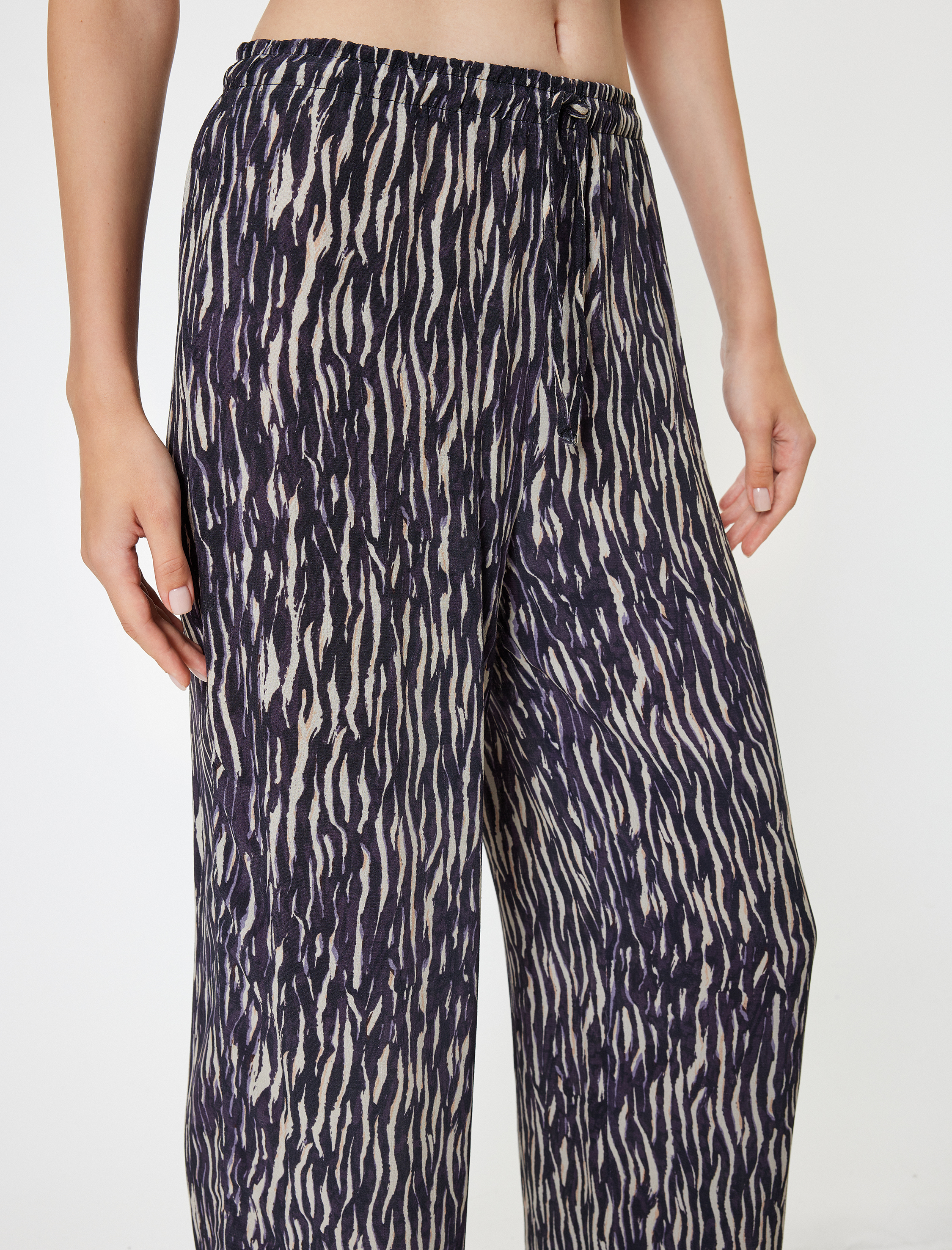   Desenli Viskon Beli Bağcıklı Düz Paça Pantolon