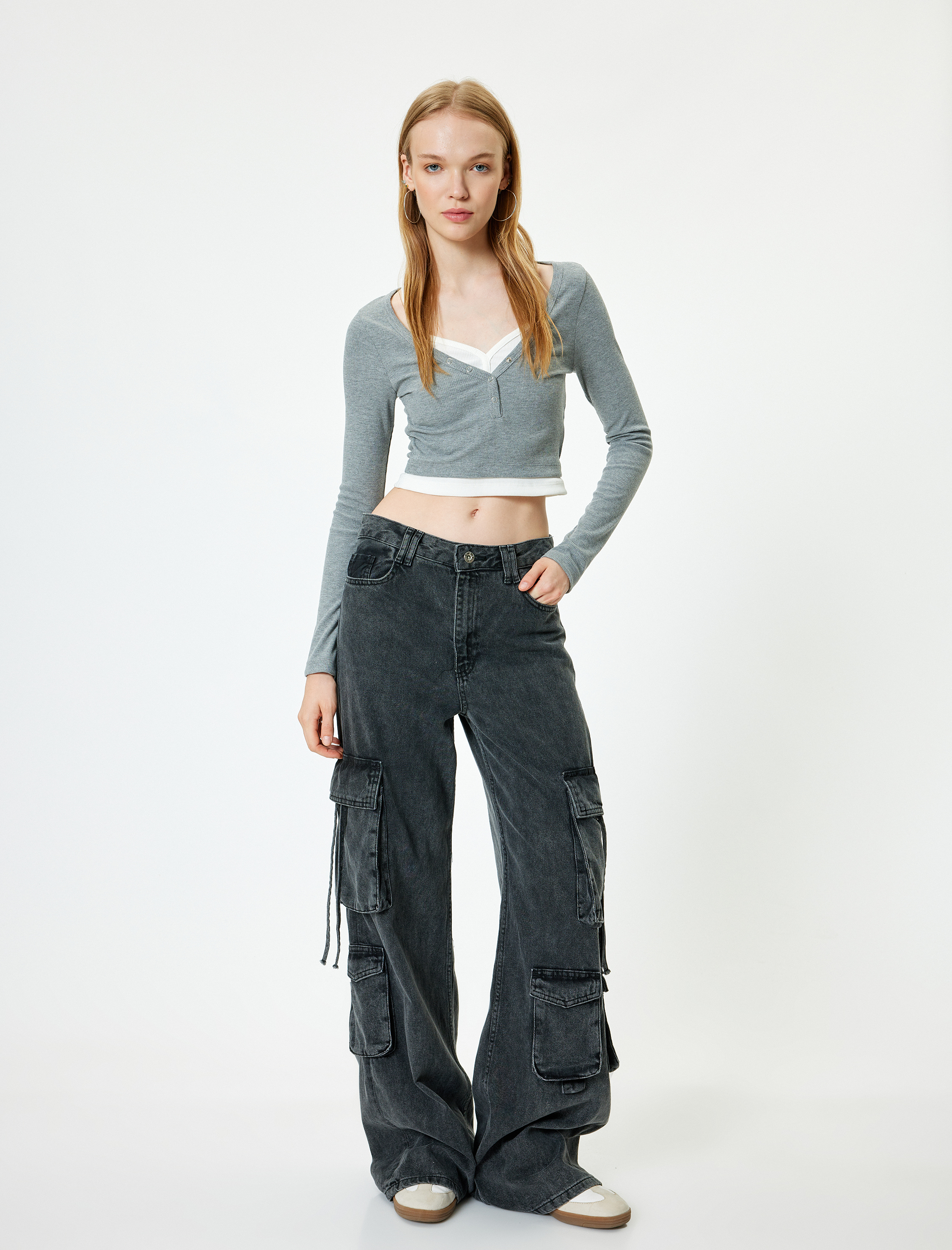   Uzun Kollu Düğmeli V Yaka Tişört