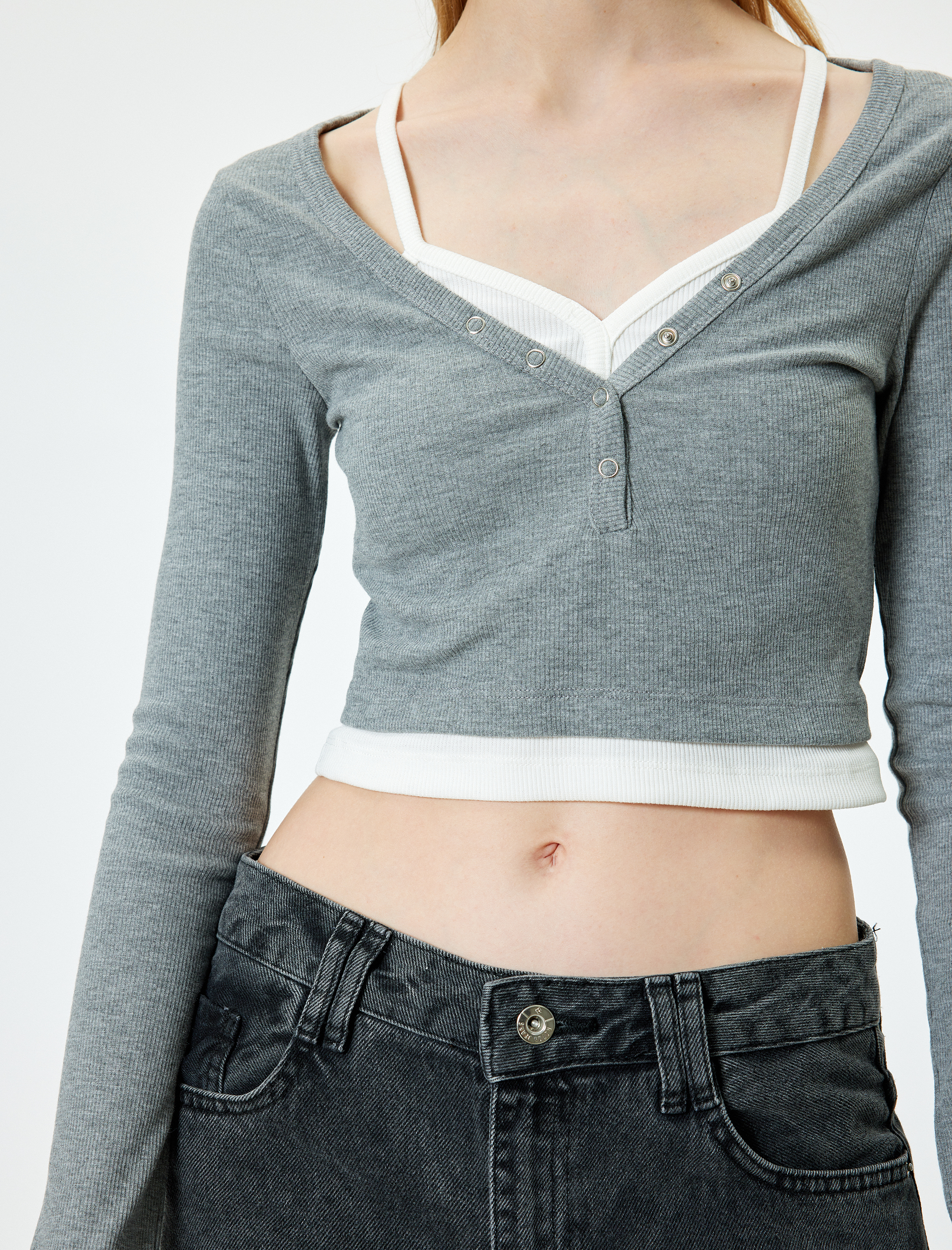   Uzun Kollu Düğmeli V Yaka Tişört