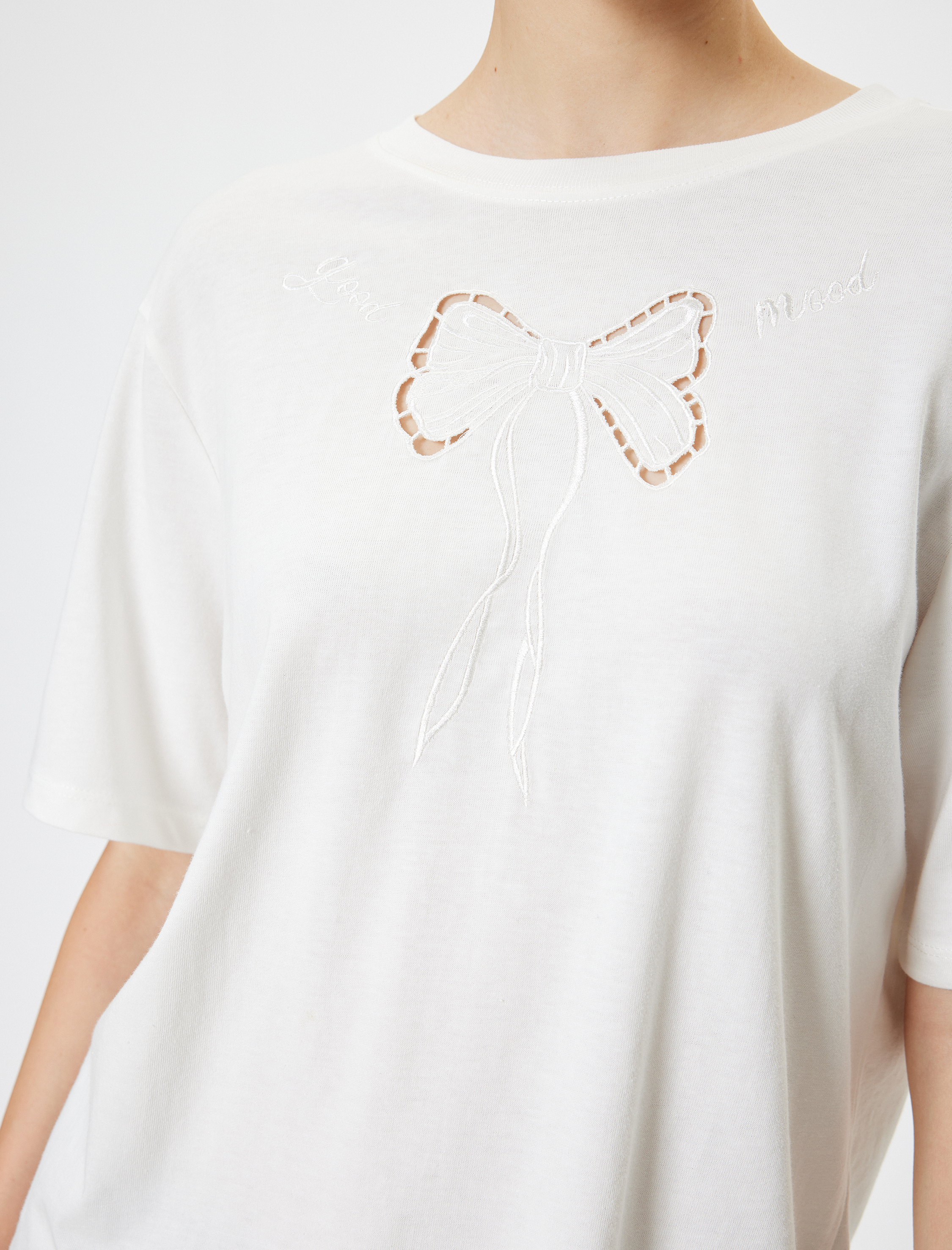   Oversize Tişört Fiyonk Nakışlı Bisiklet Yaka Kısa Kollu Pamuklu