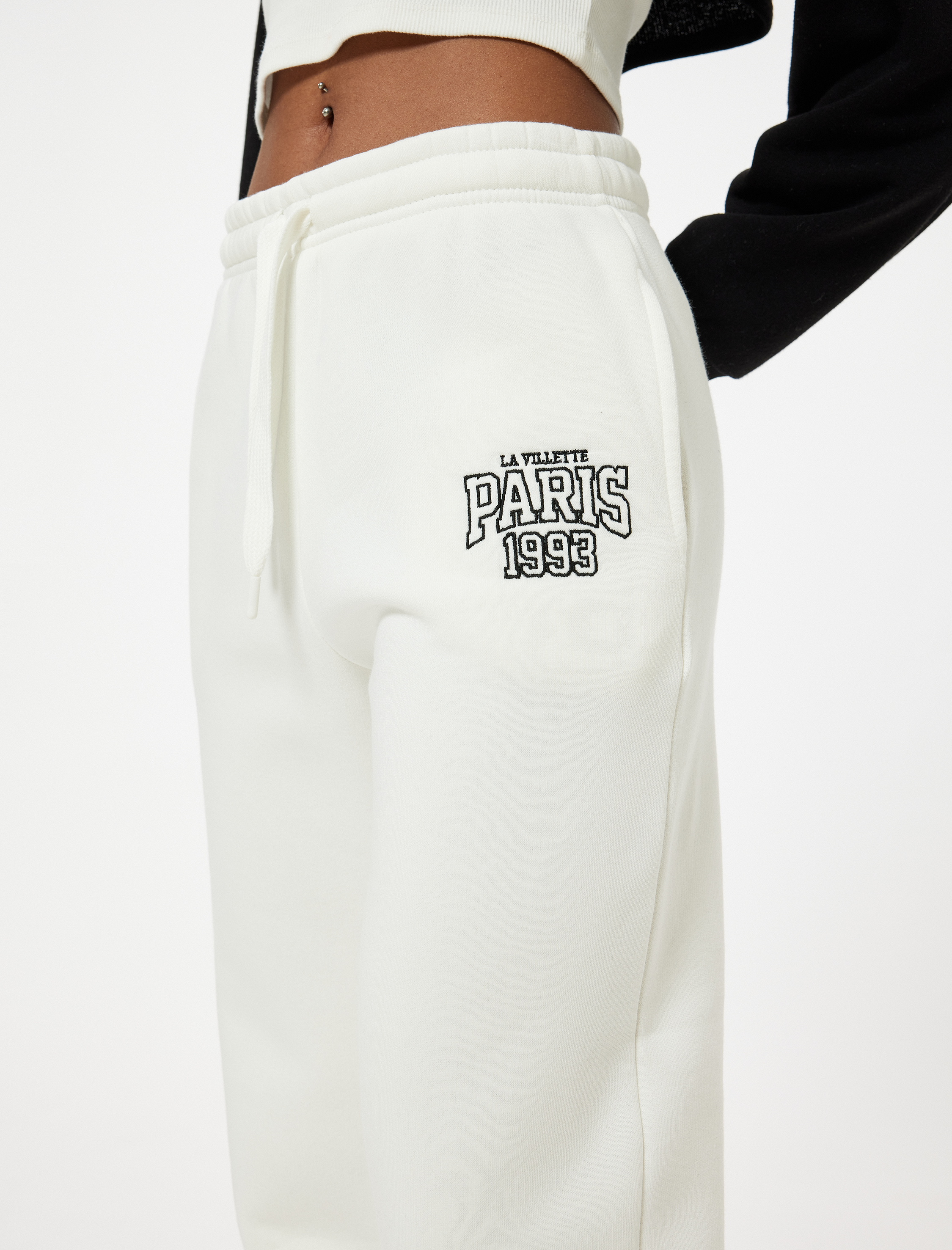   Şardonlu Jogger Eşofman Altı Beli Bağcıklı Kolej İşlemeli Cepli Rahat Kalıp