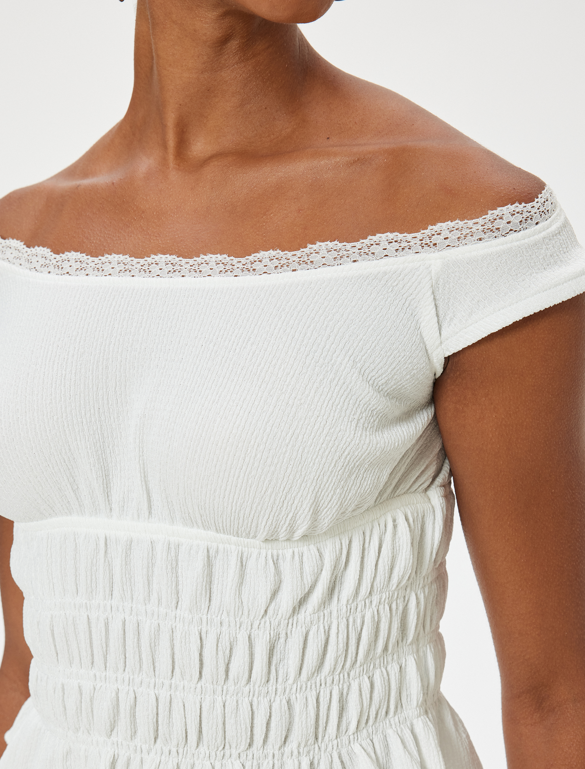   Madonna Yaka Omzu Açık Bluz Bürümcük Dantel Detaylı Kısa Kollu Beli Büzgülü