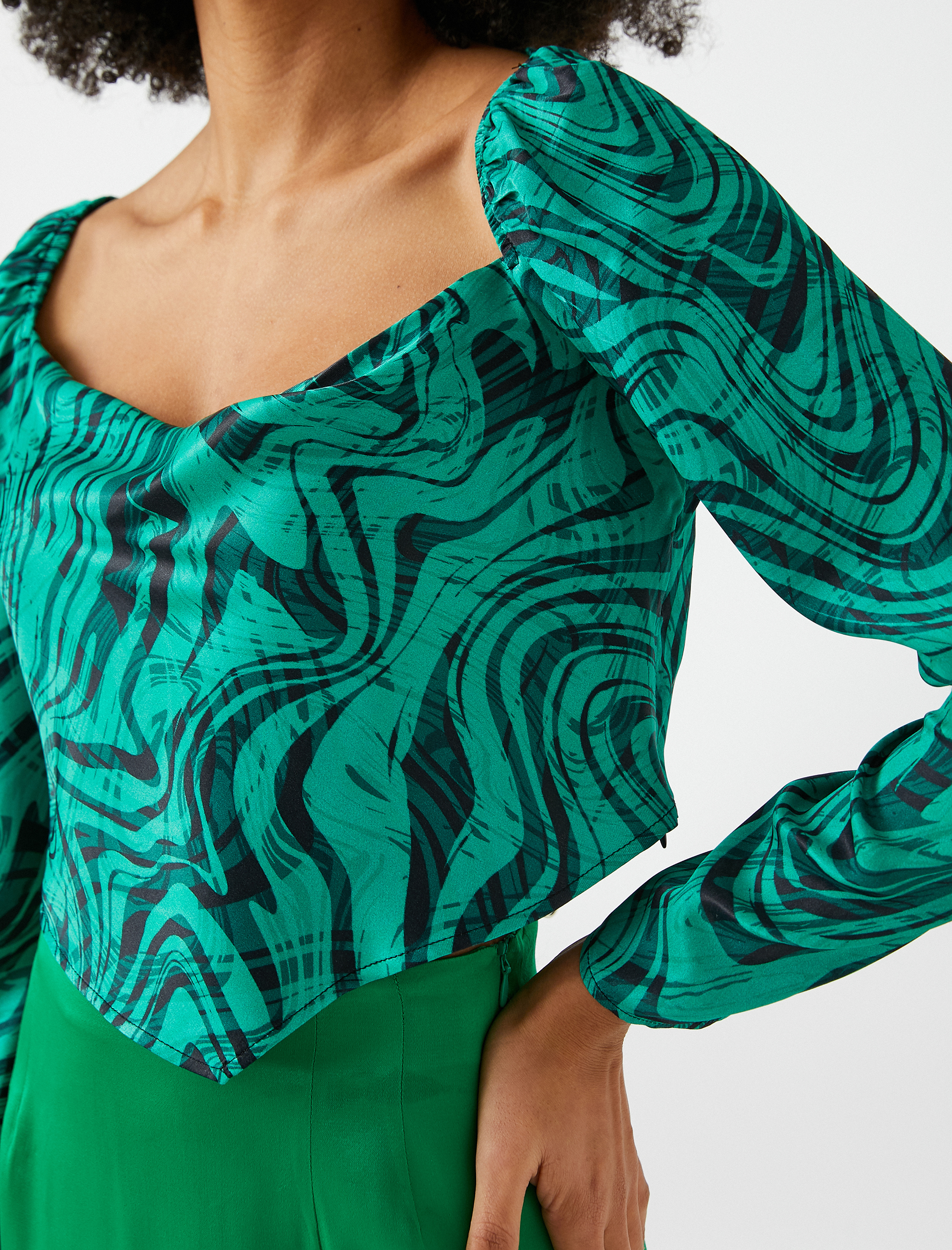   Kare Yaka Uzun Kollu Bluz