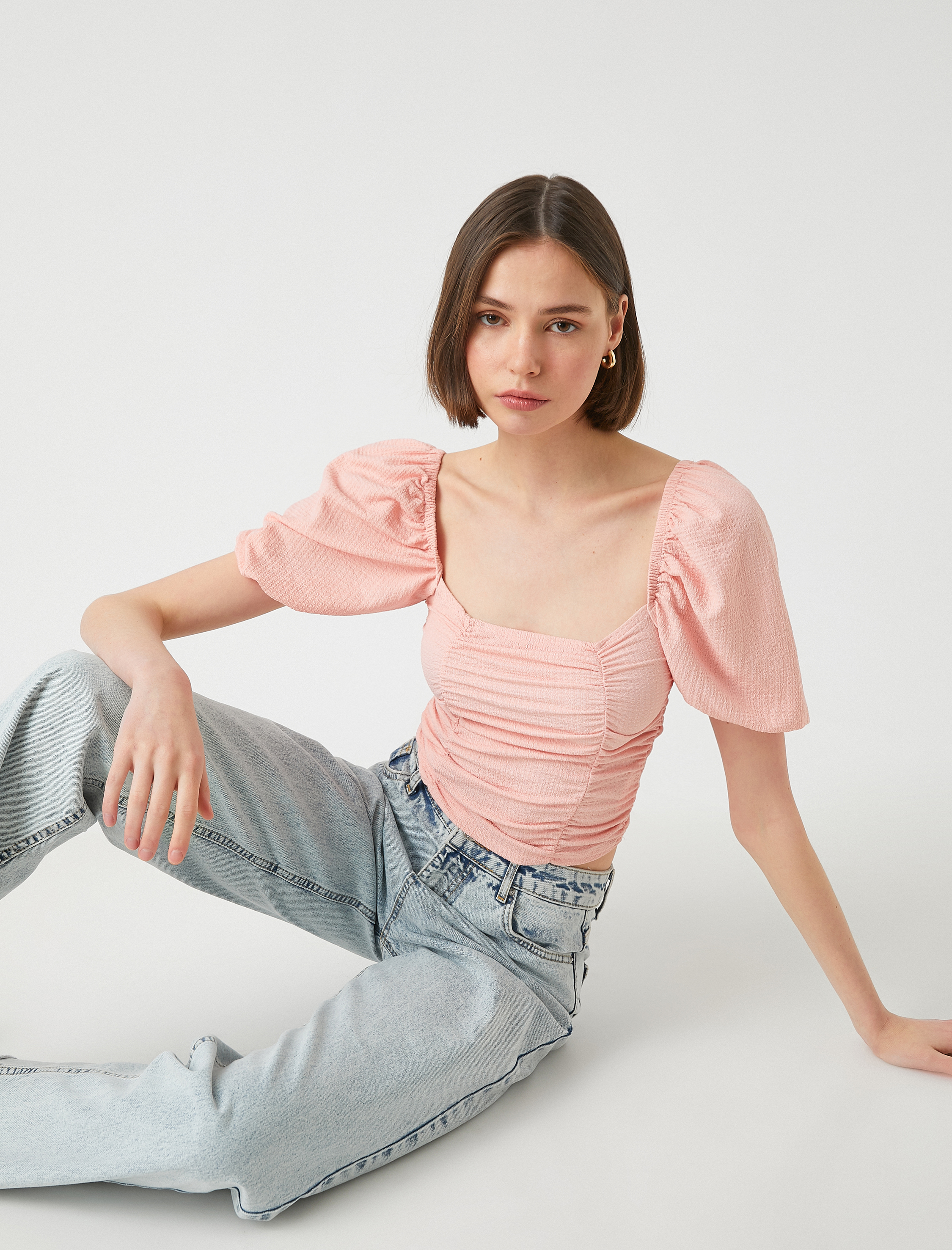   Balon Kollu Crop Büzgülü U Yaka Sırt Detaylı Bluz