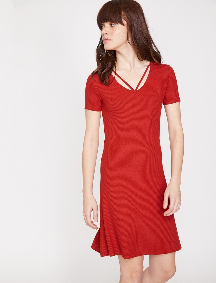  Yaka Detaylı Elbise