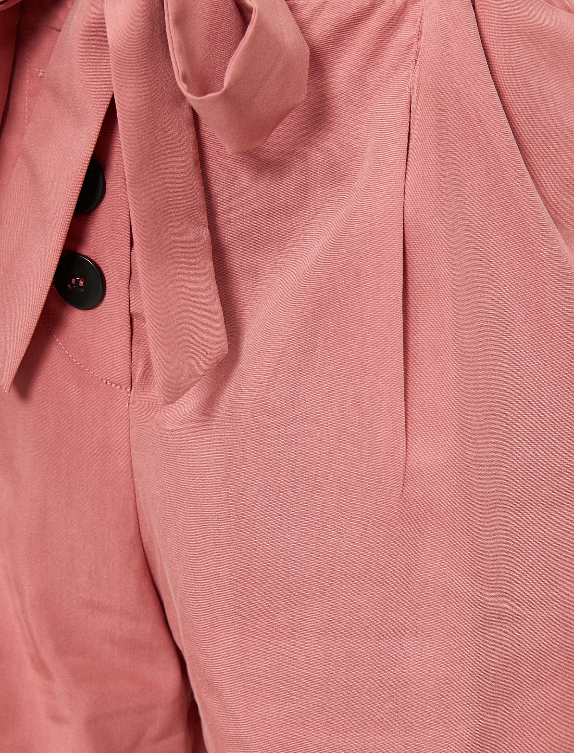   Kemerli Pileli Düğmeli Şort