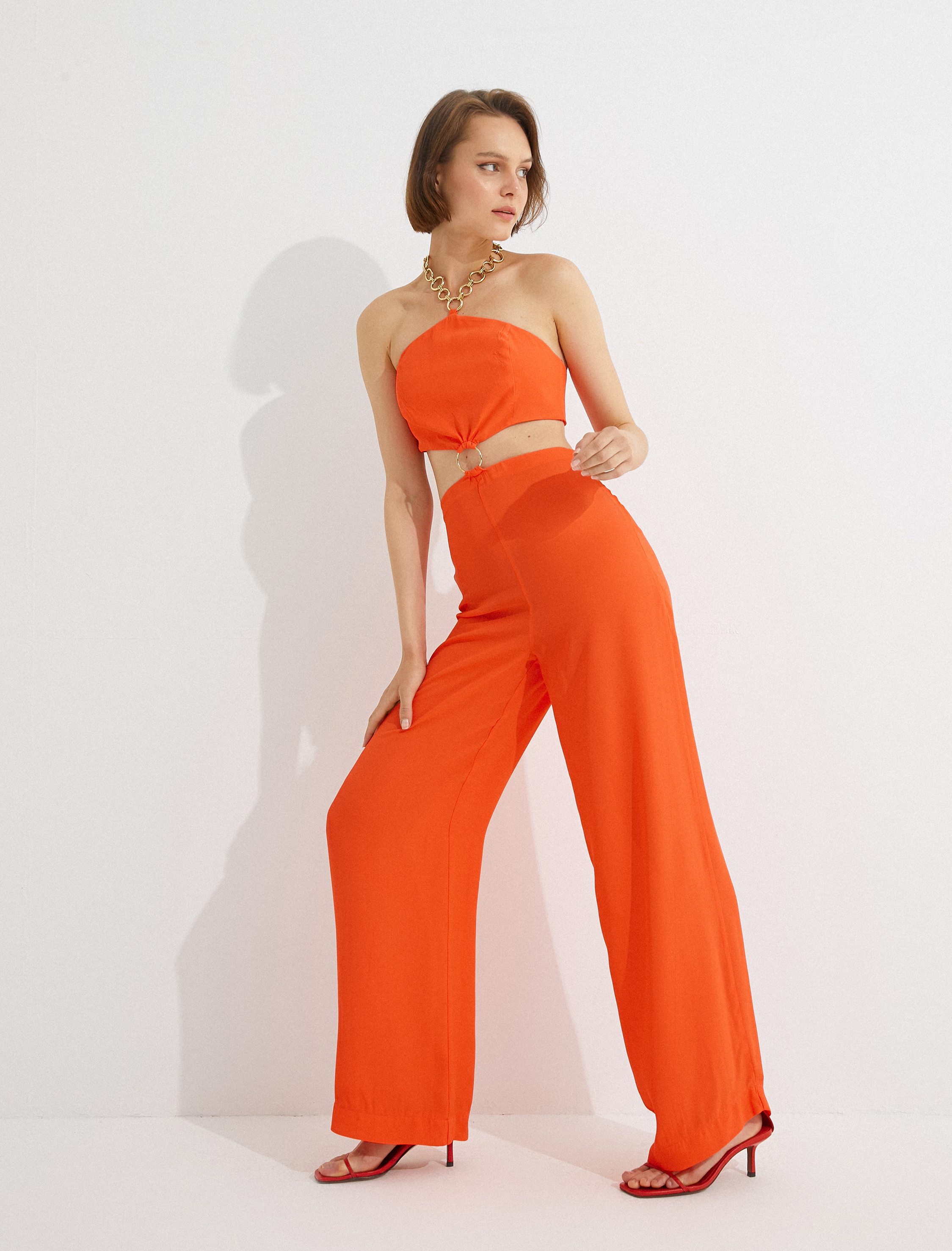   Boynu Metal Bağlamalı Pencere Detaylı Tulum