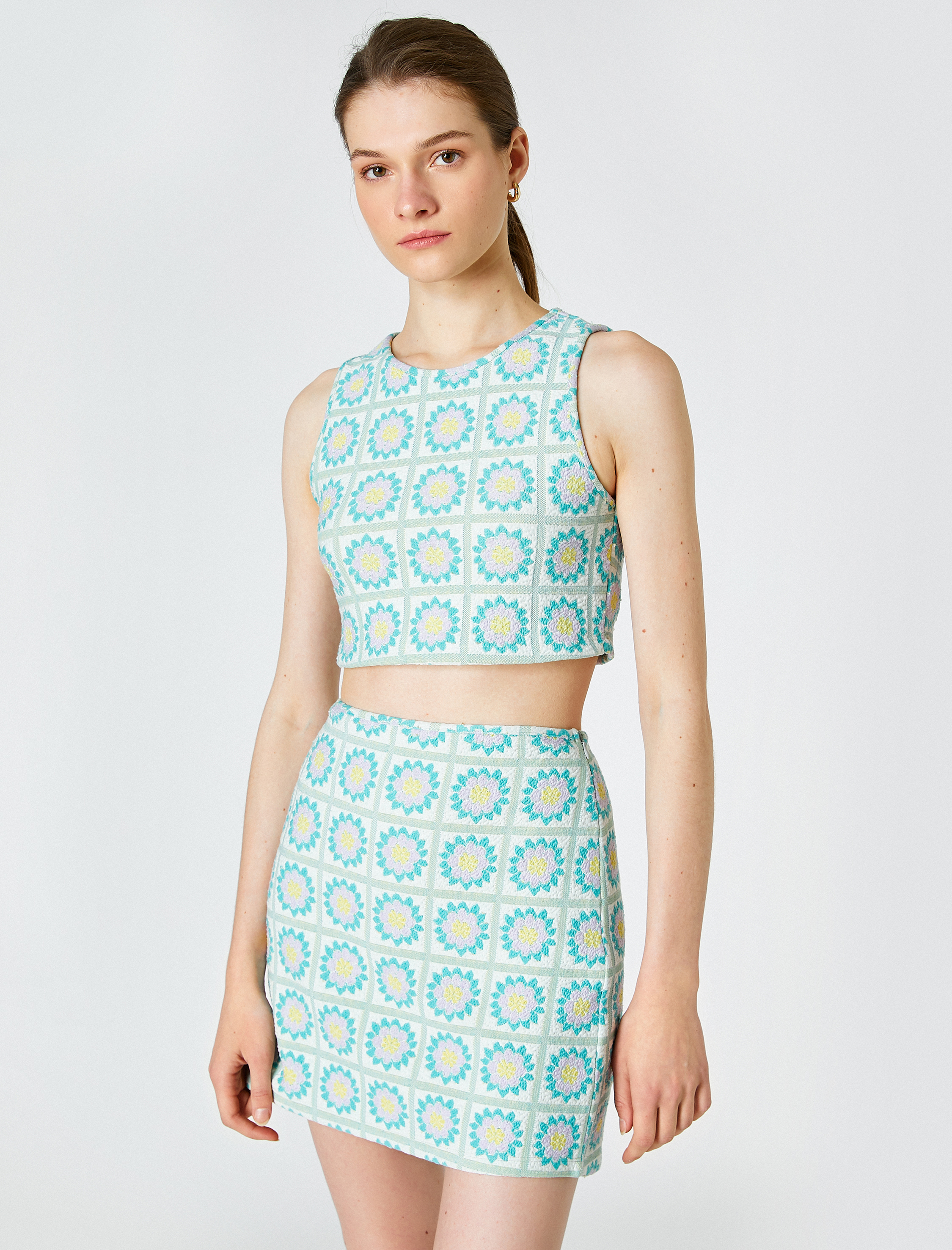   Crop Atlet Çiçekli Halter Yaka