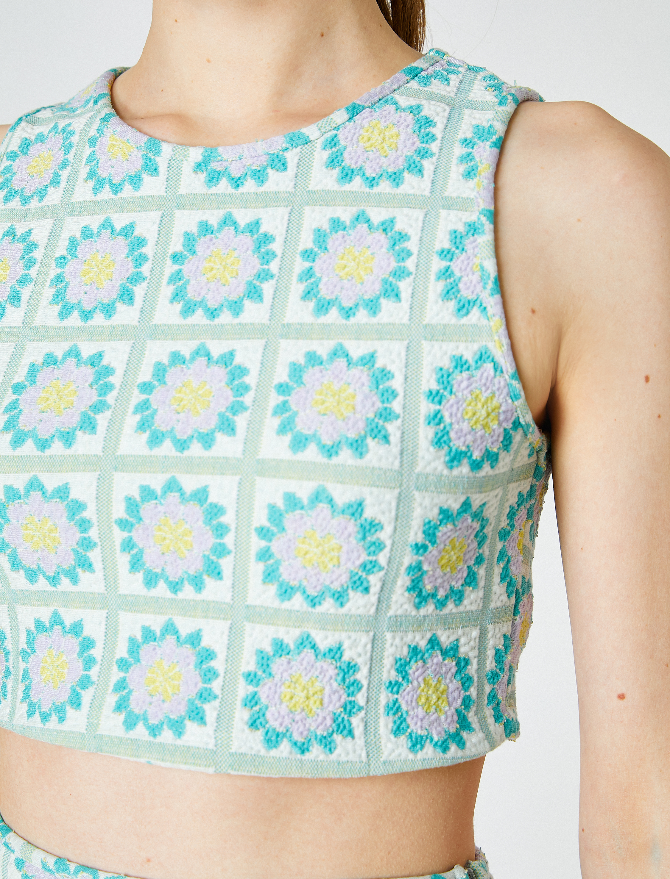   Crop Atlet Çiçekli Halter Yaka