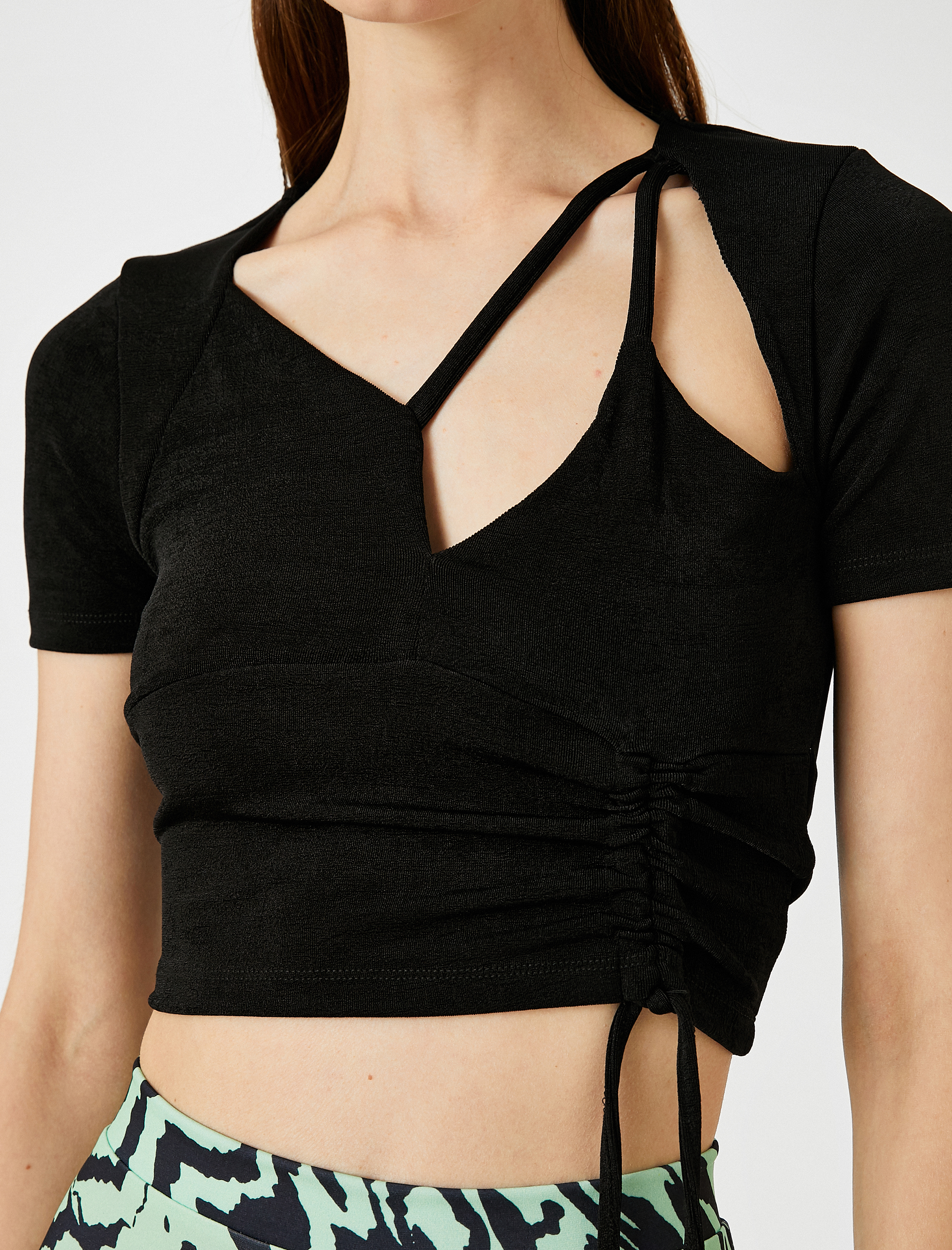   Crop Tişört Pencere Detaylı