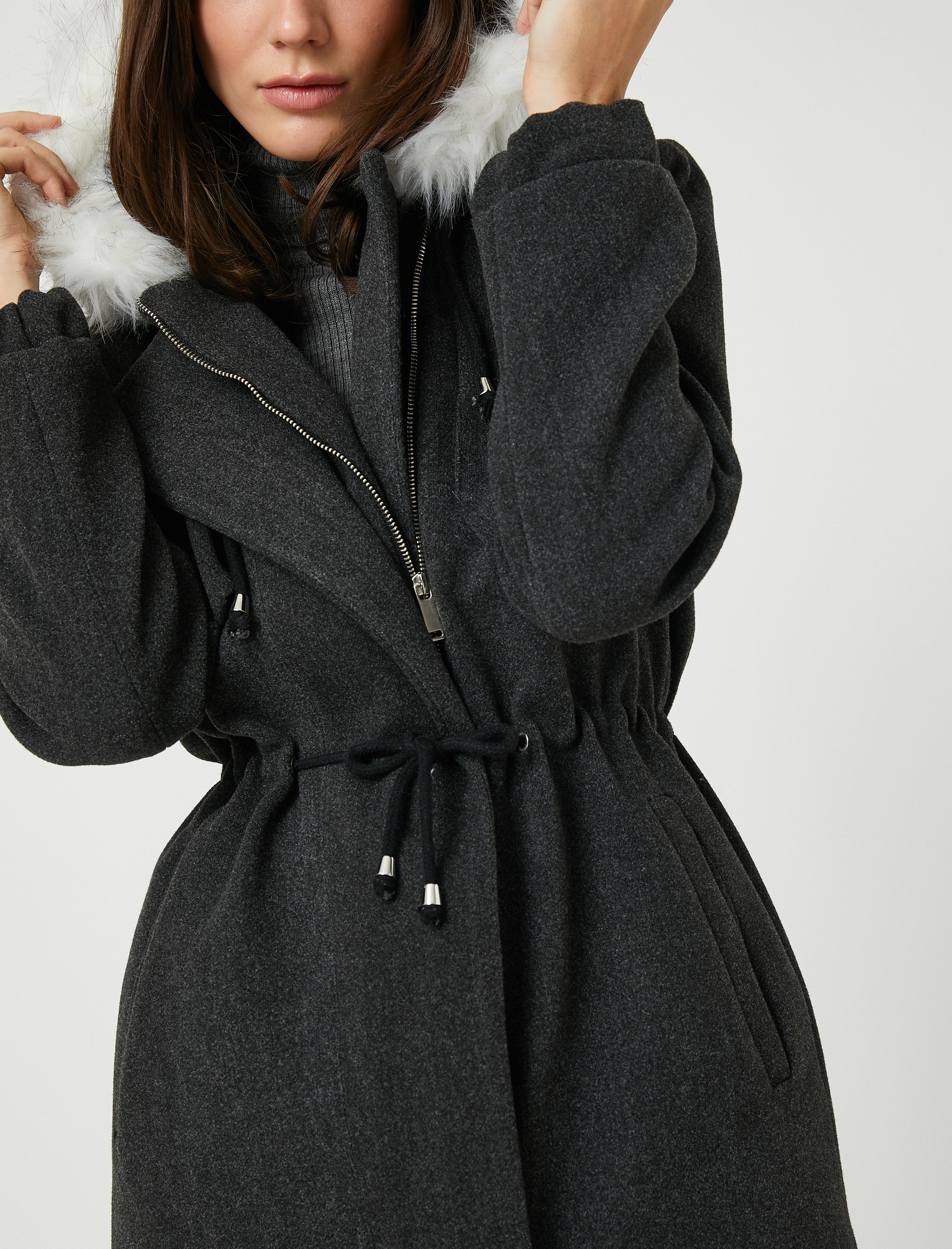   Kapüşonlu Mont Peluş Detaylı Beli Bağlamalı