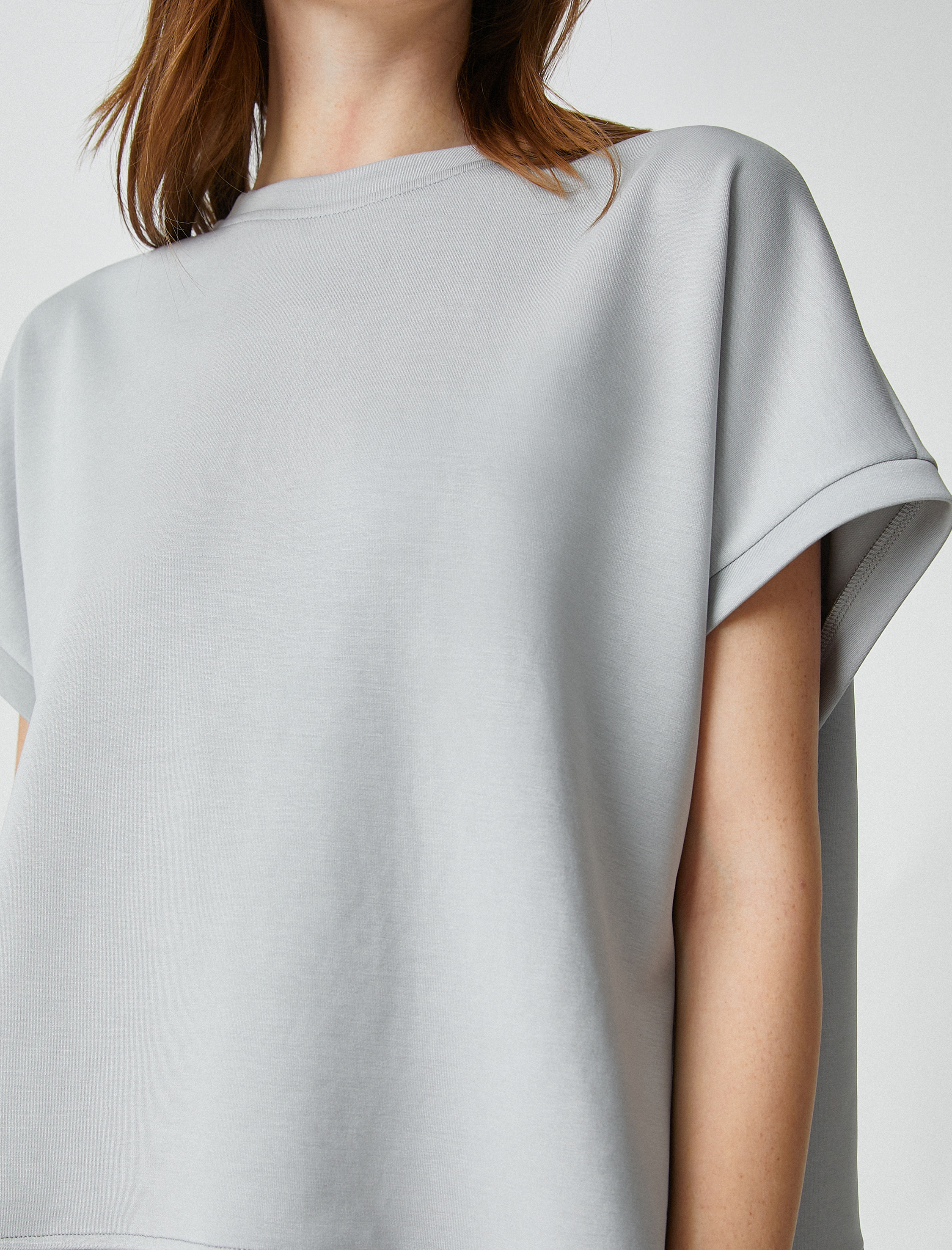   Kısa Kollu Tişört Yanları Yırtmaçlı