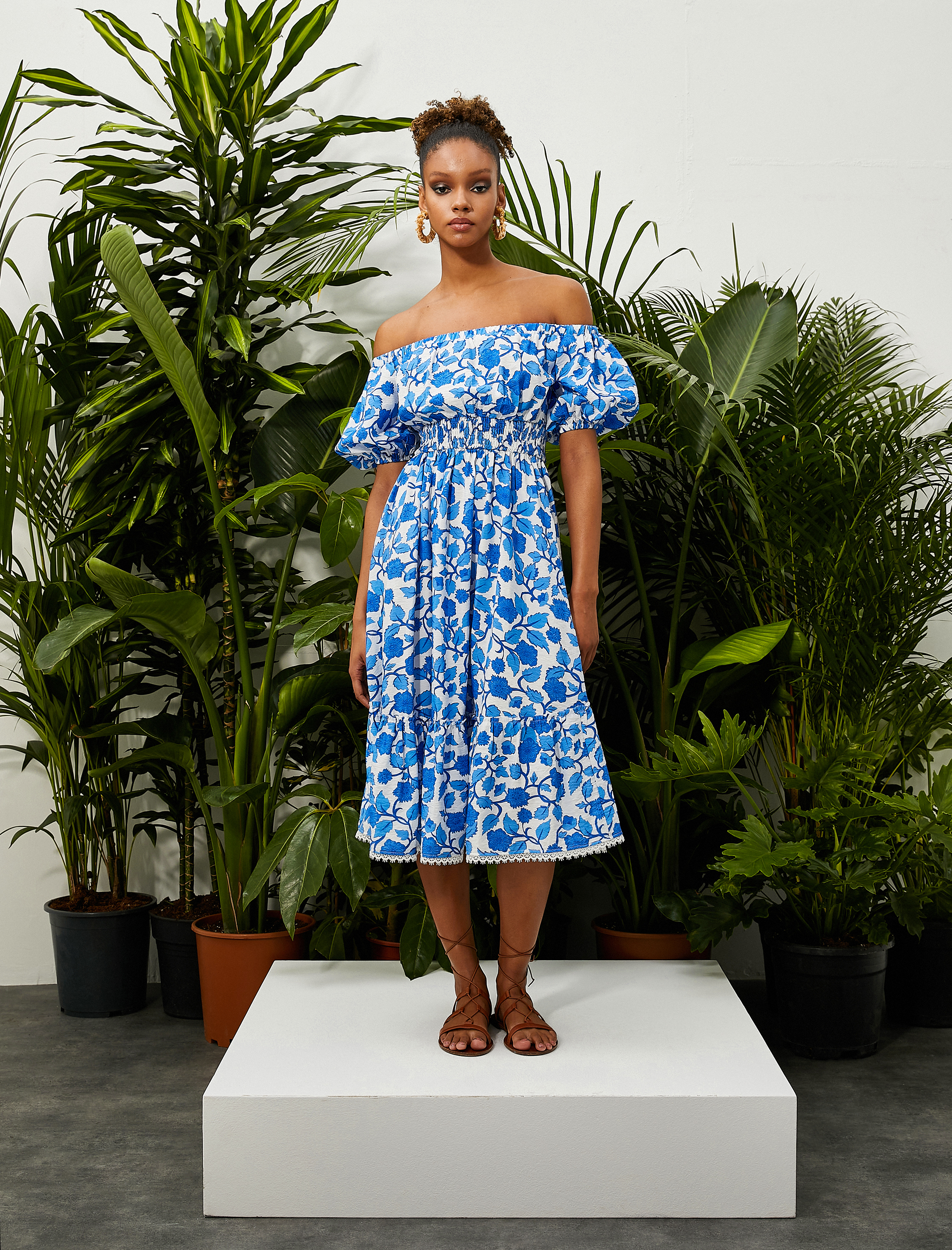   Çiçekli Midi Boy Elbise Omzu Açık Viskon