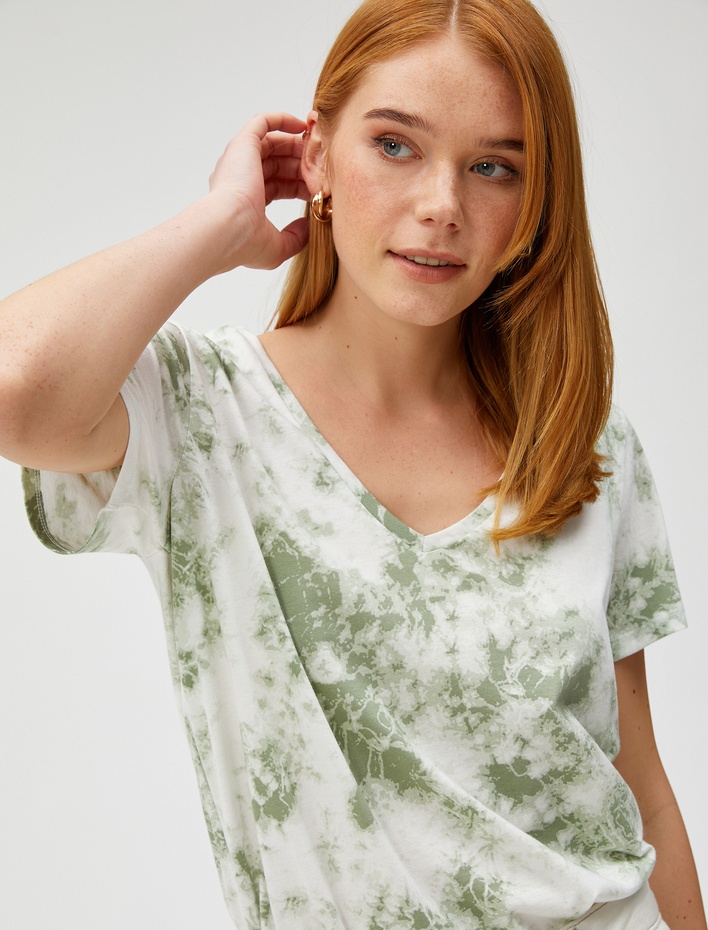  Batik Görünümlü Tişört V Yaka