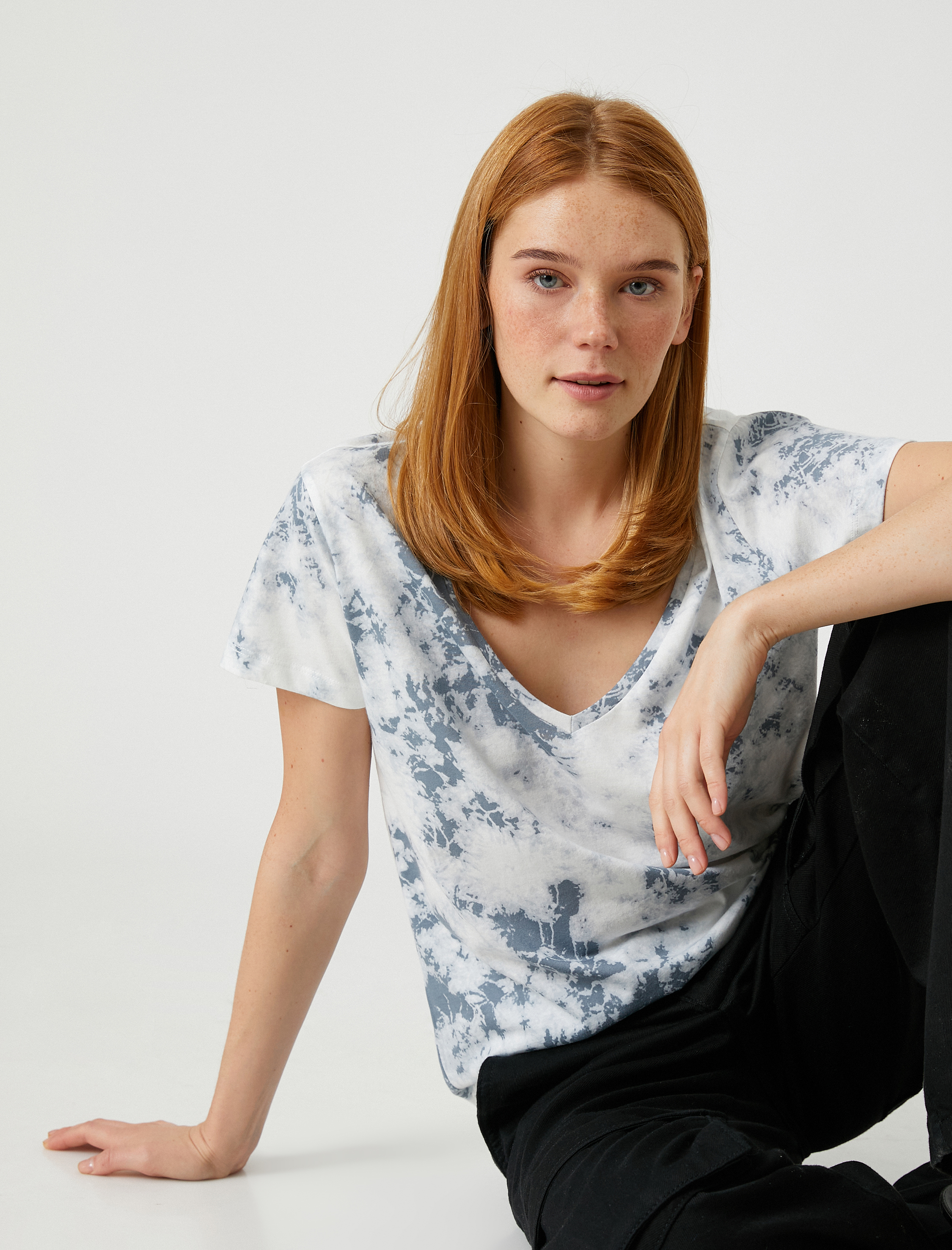   Batik Görünümlü Tişört V Yaka