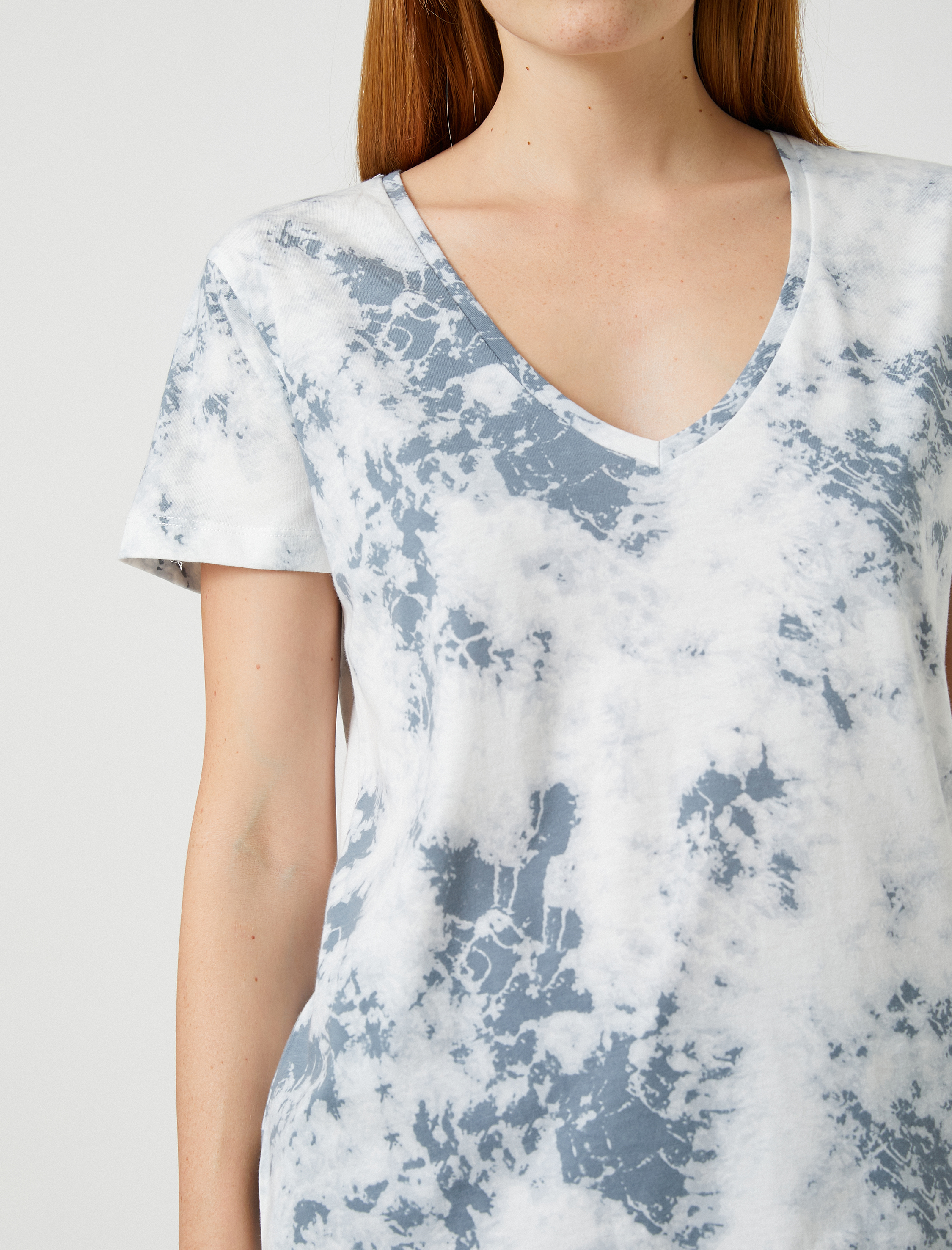   Batik Görünümlü Tişört V Yaka