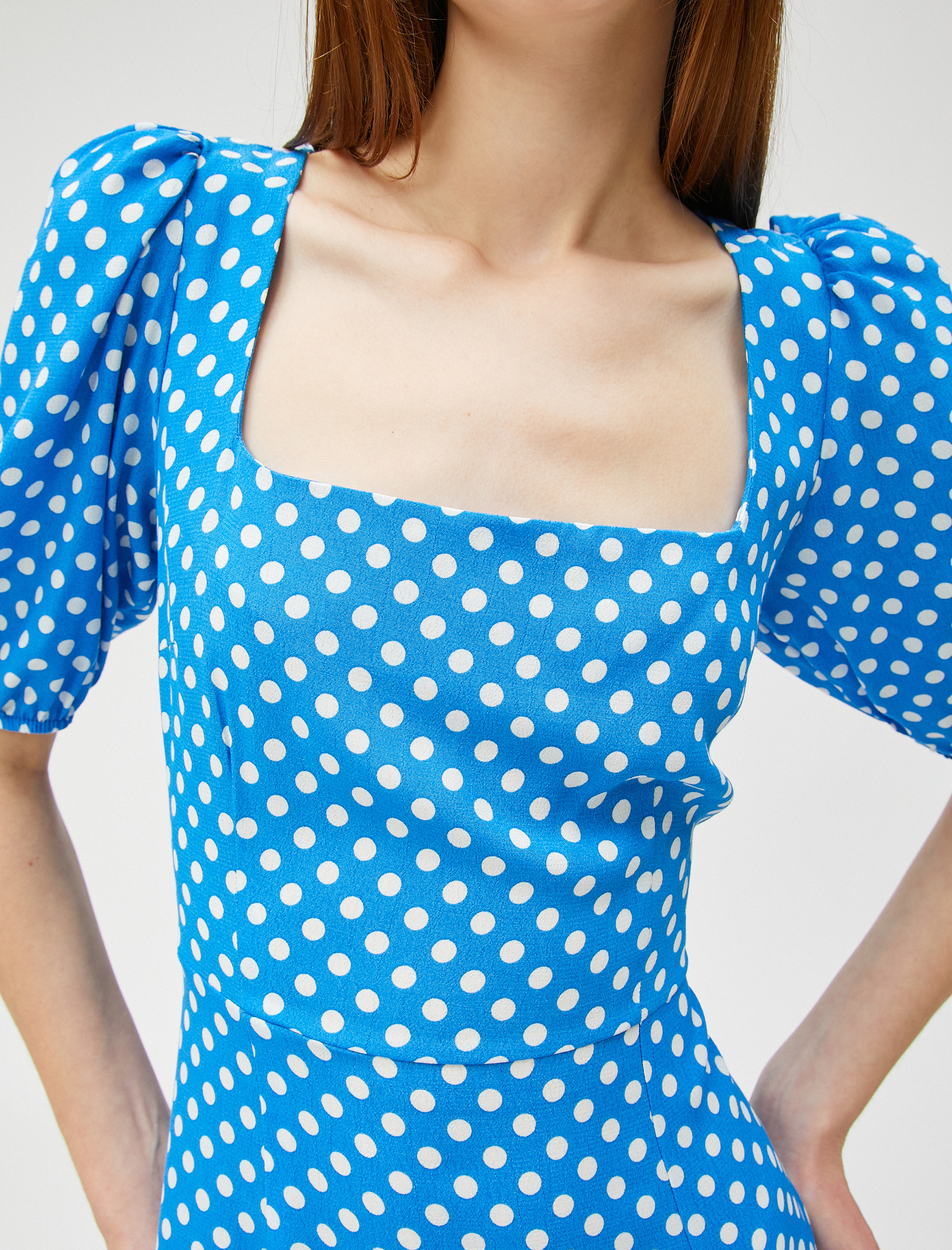   Midi Puantiyeli Elbise Kare Yaka Balon Kollu Yırtmaçlı