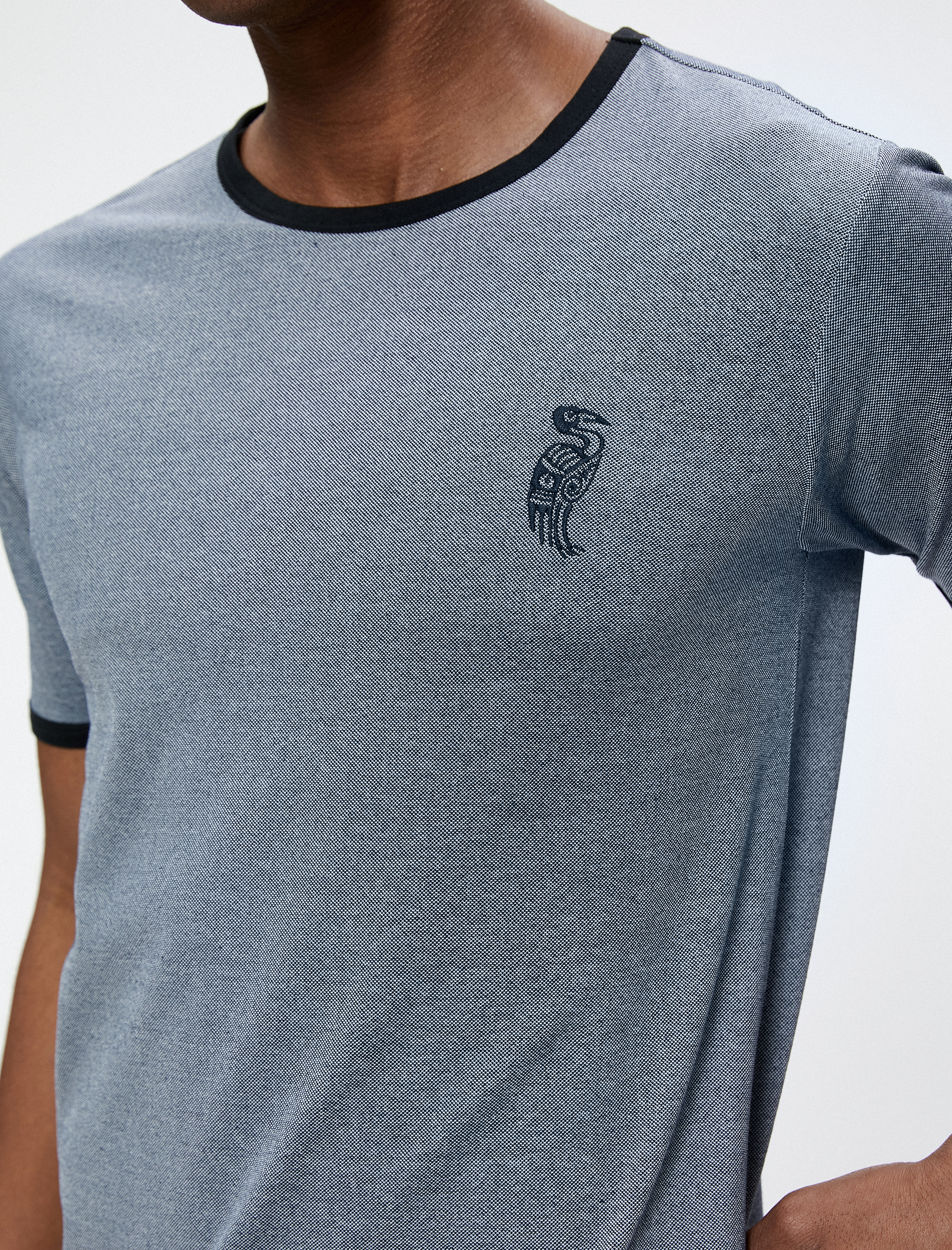   Kuş İşlemeli Tişört Bisiklet Yaka Kısa Kollu Dar Kesim