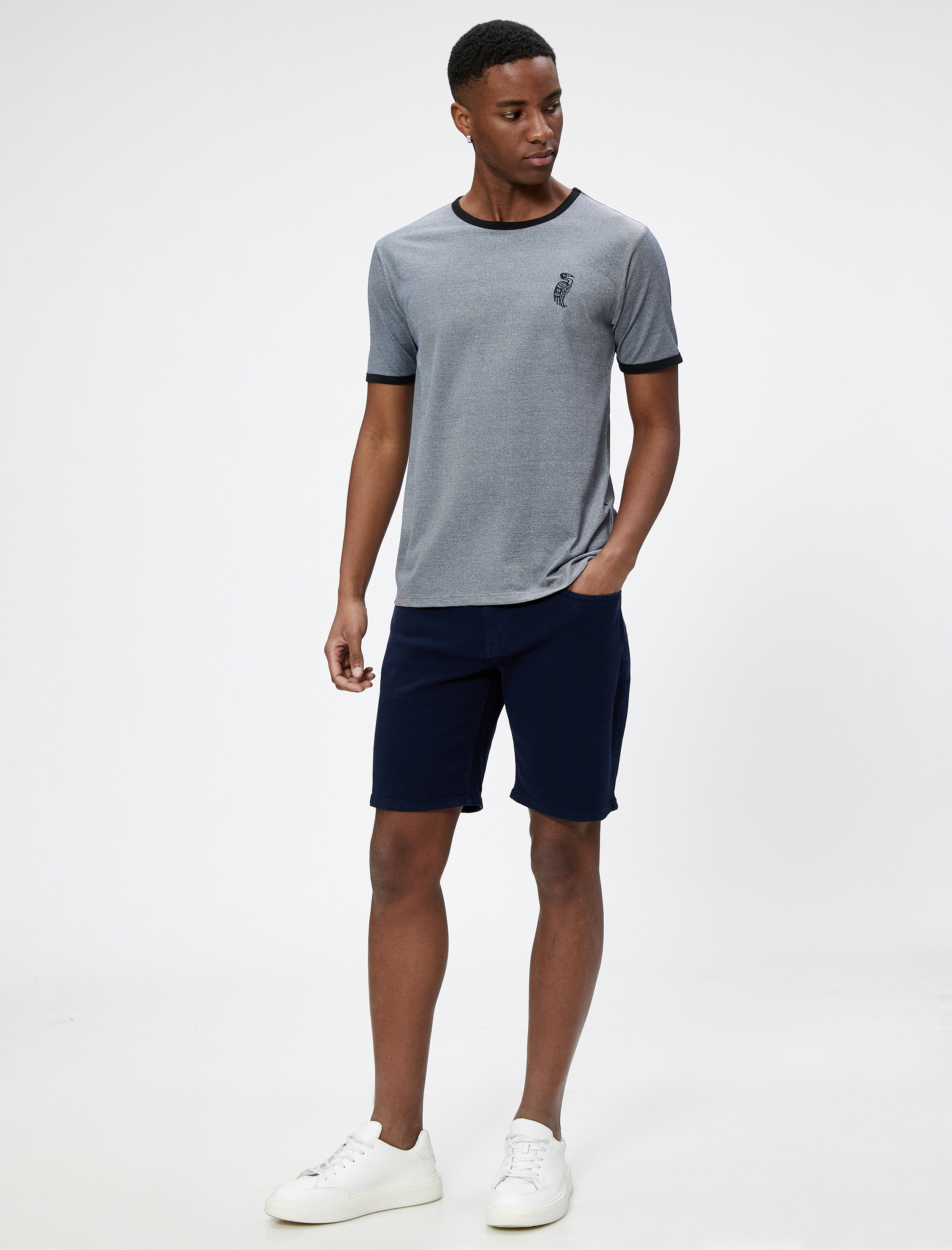   Kuş İşlemeli Tişört Bisiklet Yaka Kısa Kollu Dar Kesim