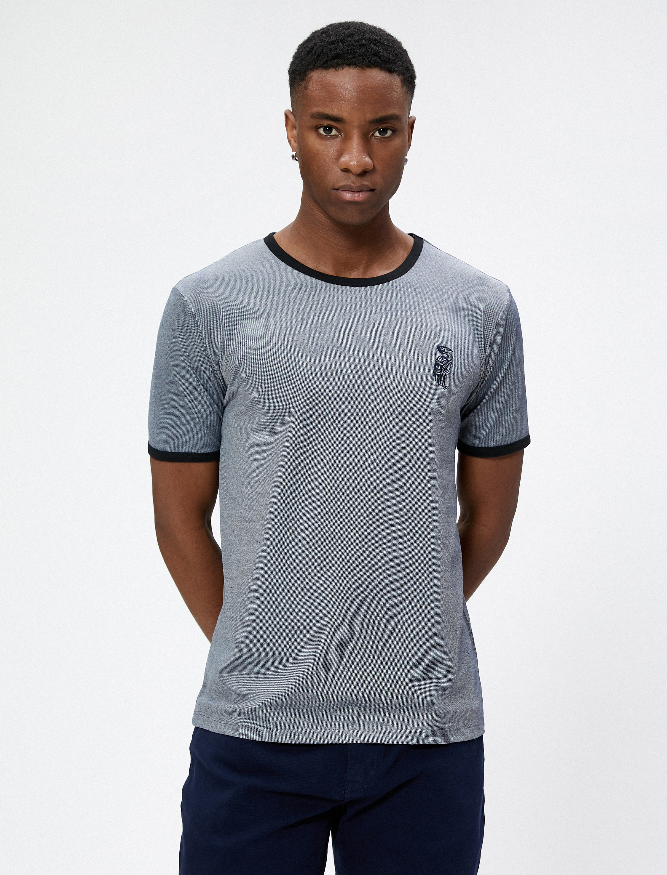   Kuş İşlemeli Tişört Bisiklet Yaka Kısa Kollu Dar Kesim