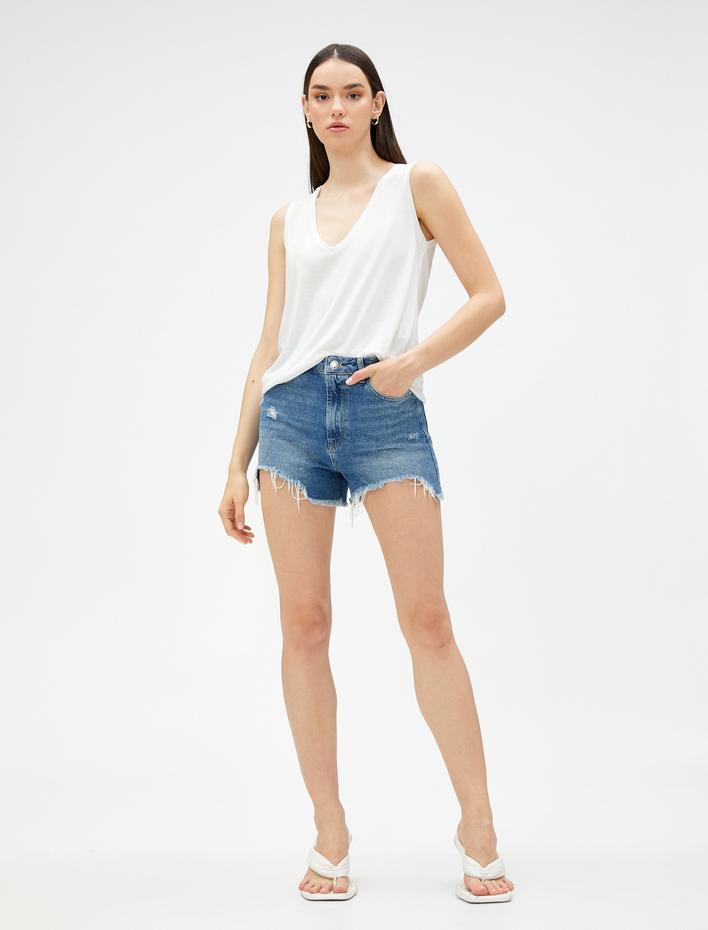  V Yaka Basic Tişört Yırtmaç Detaylı