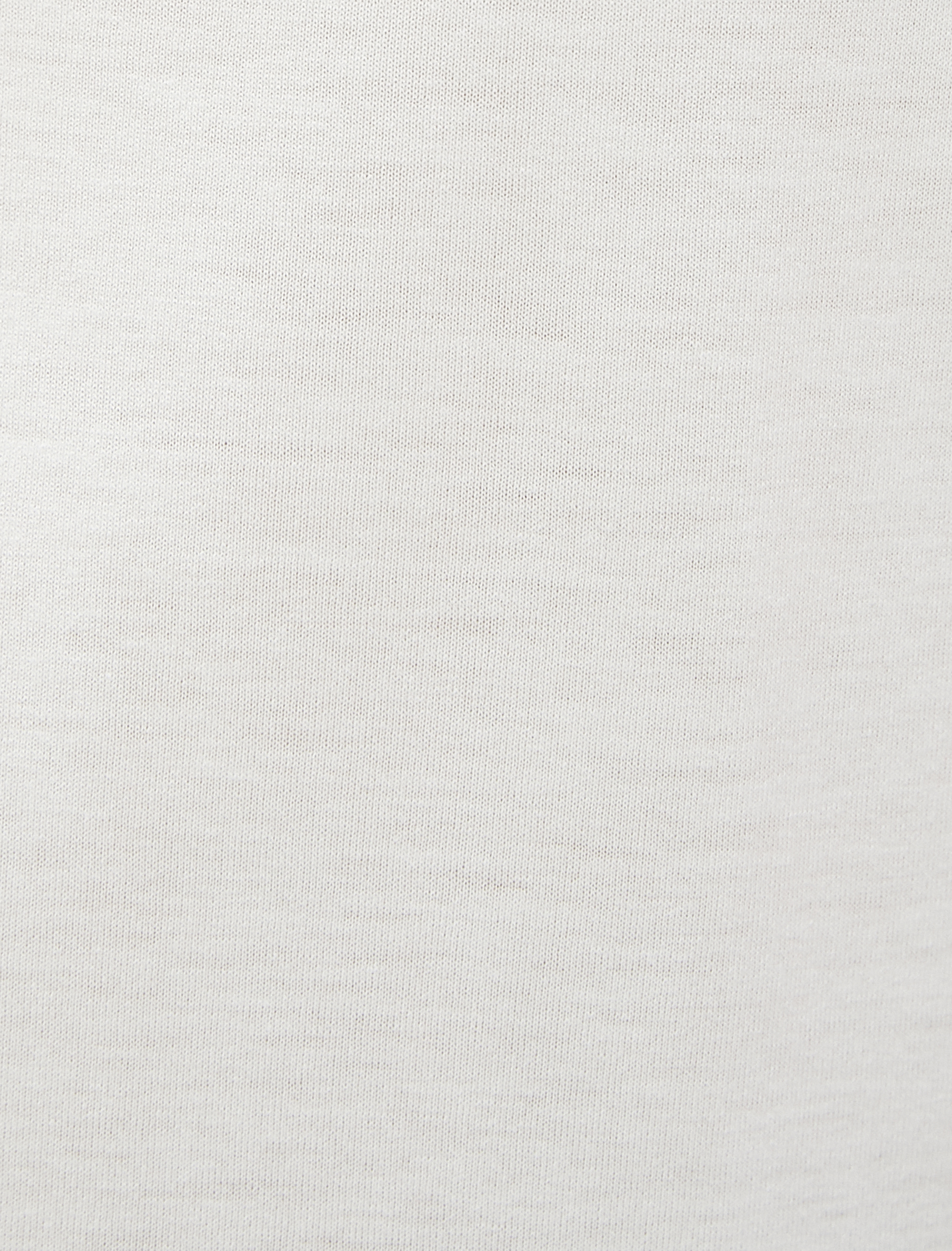   V Yaka Basic Tişört Yırtmaç Detaylı