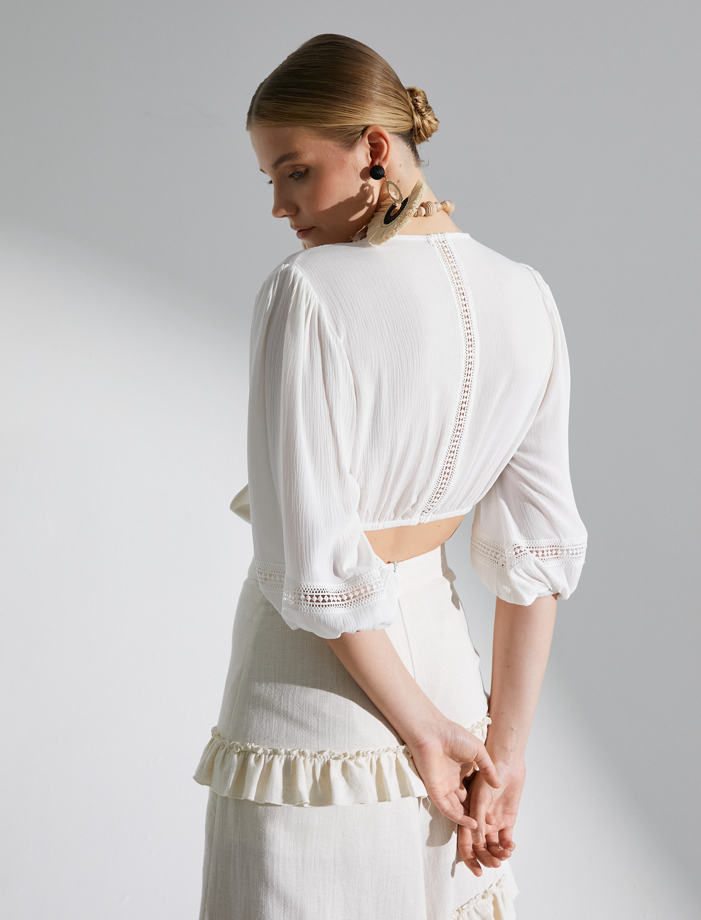   Melis Ağazat X Koton - Önden Bağlamalı V Yaka Crop Bluz