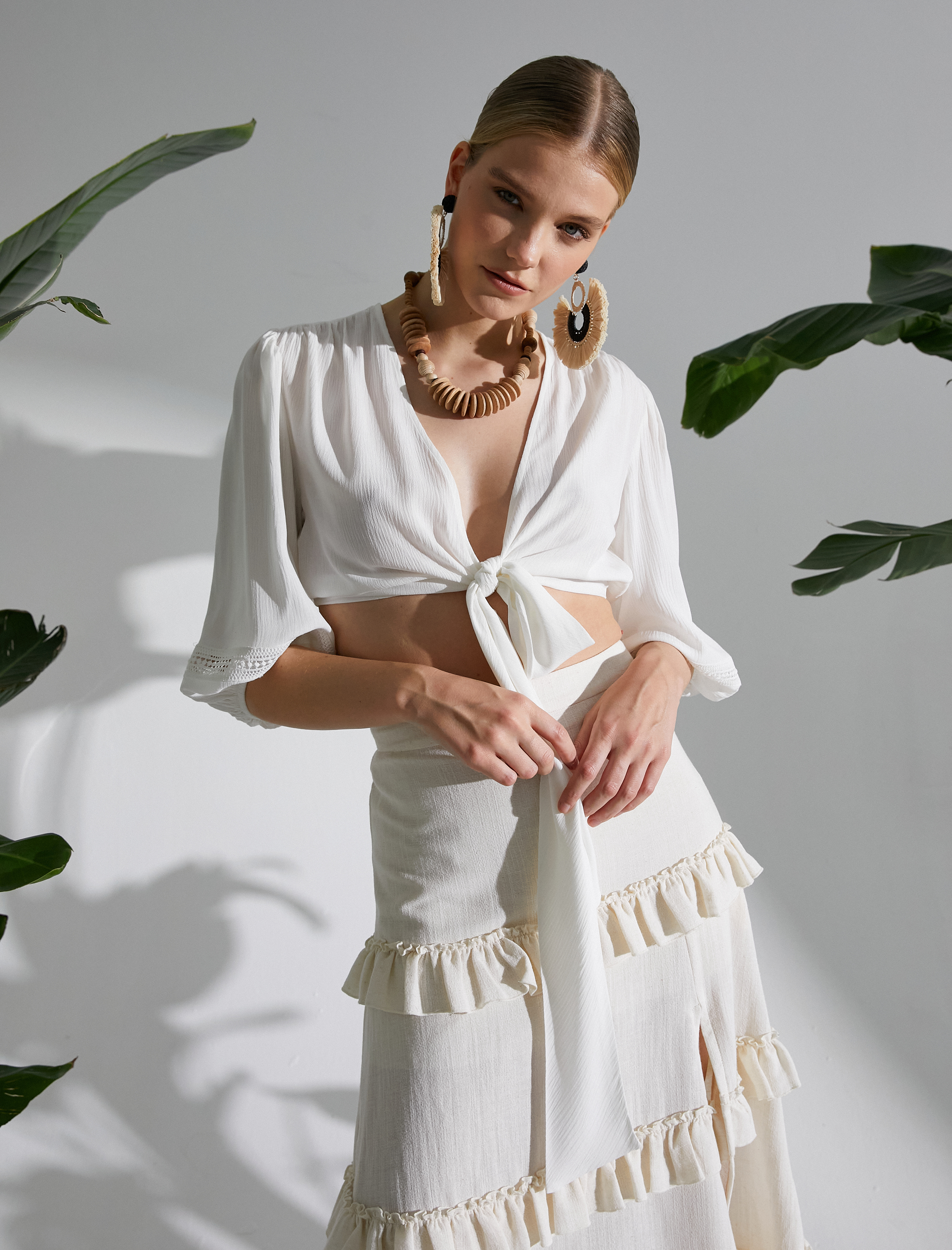   Melis Ağazat X Koton - Önden Bağlamalı V Yaka Crop Bluz