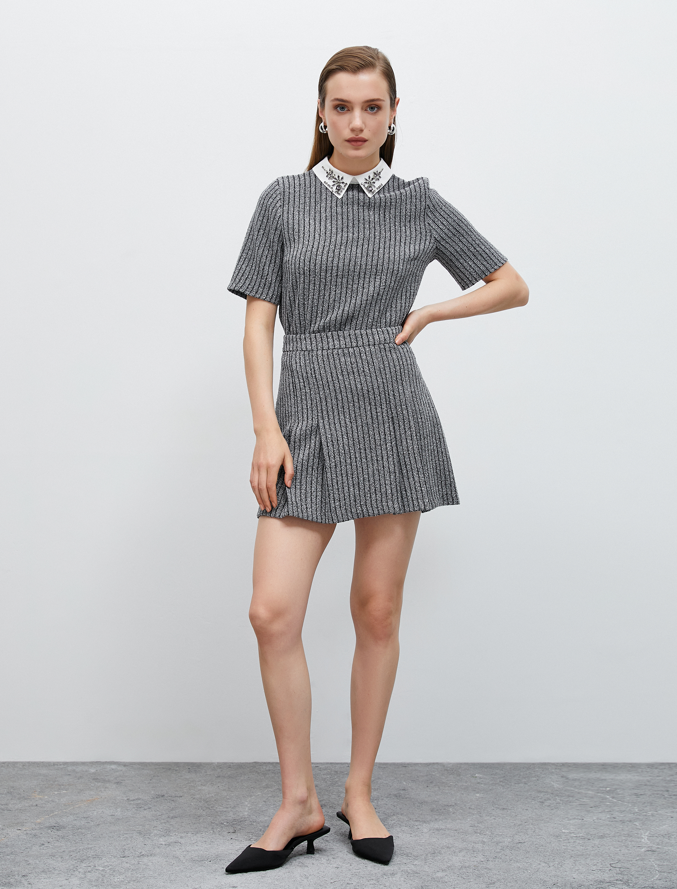   Simli Bluz Yaka Detaylı Taşlı Kısa Kollu