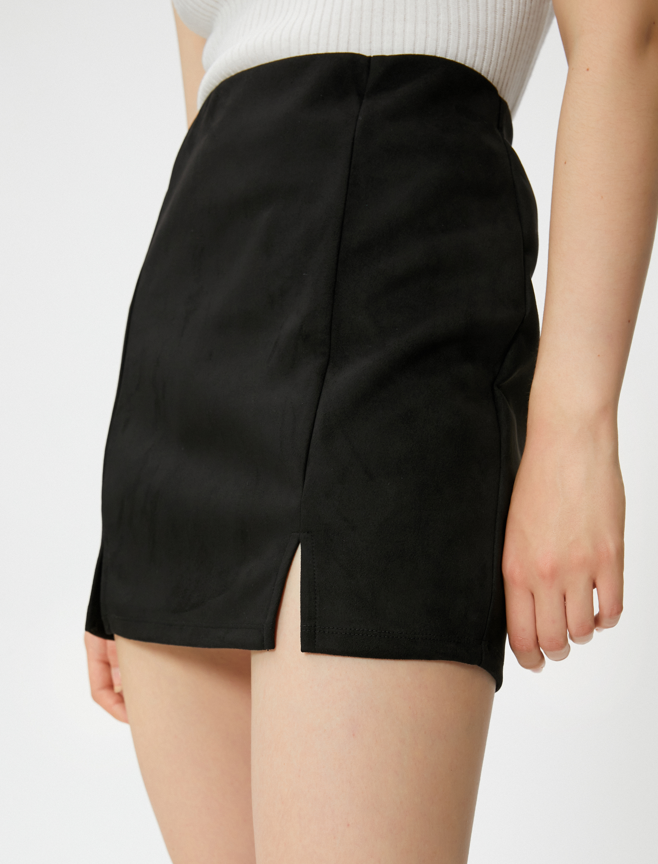 Süet Görünümlü Mini Etek Yırtmaç Detaylı