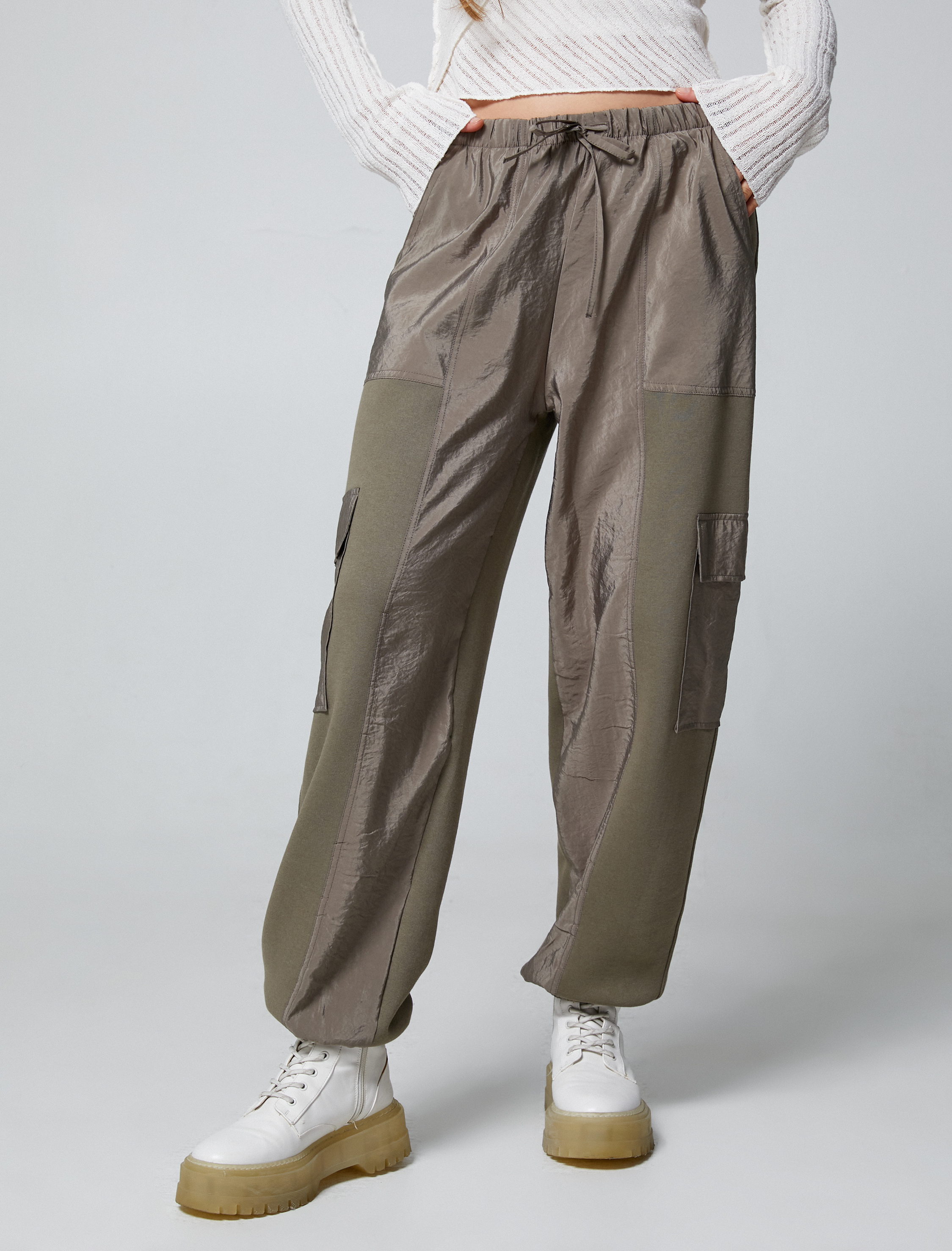   Şardonlu Jogger Eşofman Altı Kargo Cepli Beli Bağcıklı Parlak Kumaş Detaylı