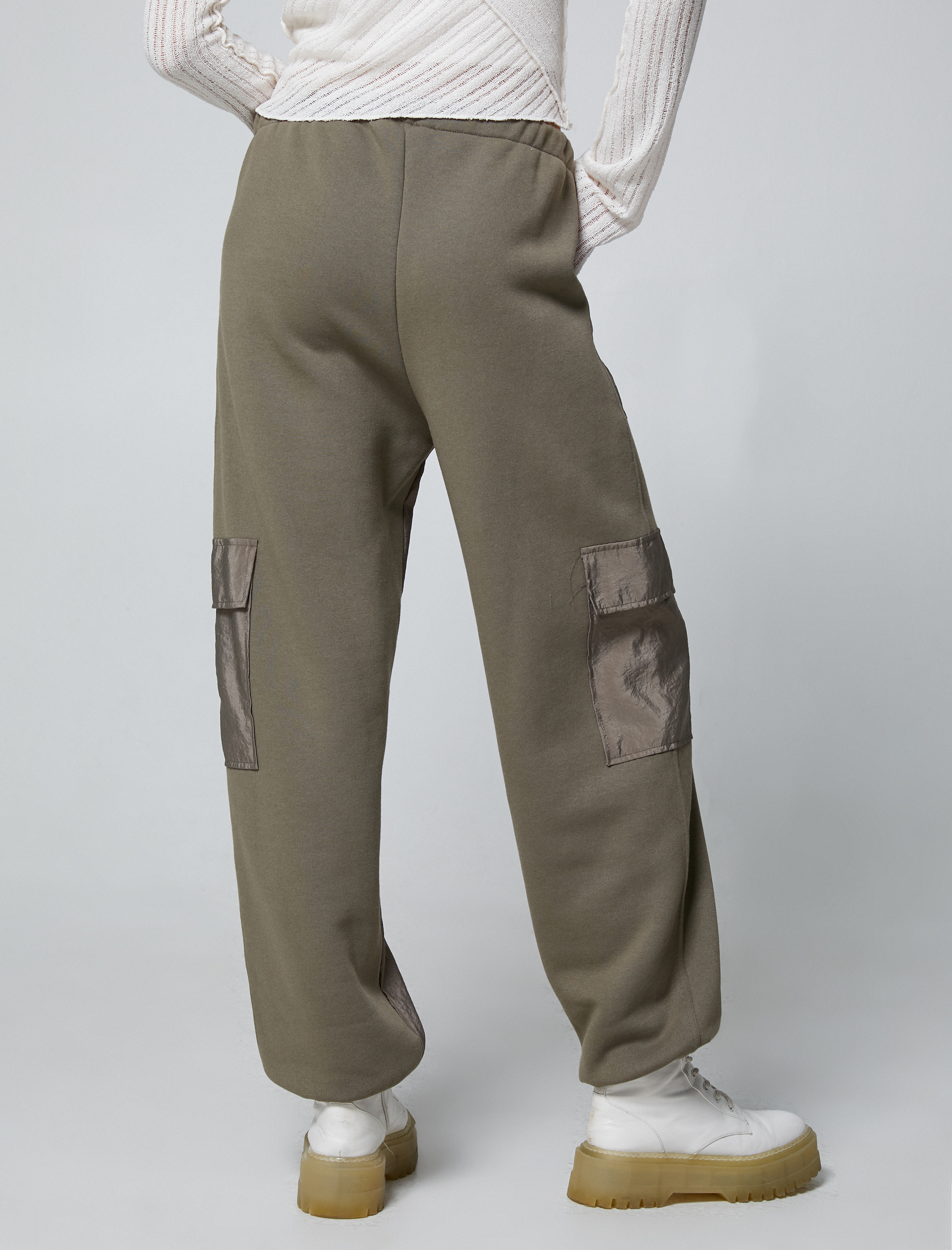   Şardonlu Jogger Eşofman Altı Kargo Cepli Beli Bağcıklı Parlak Kumaş Detaylı