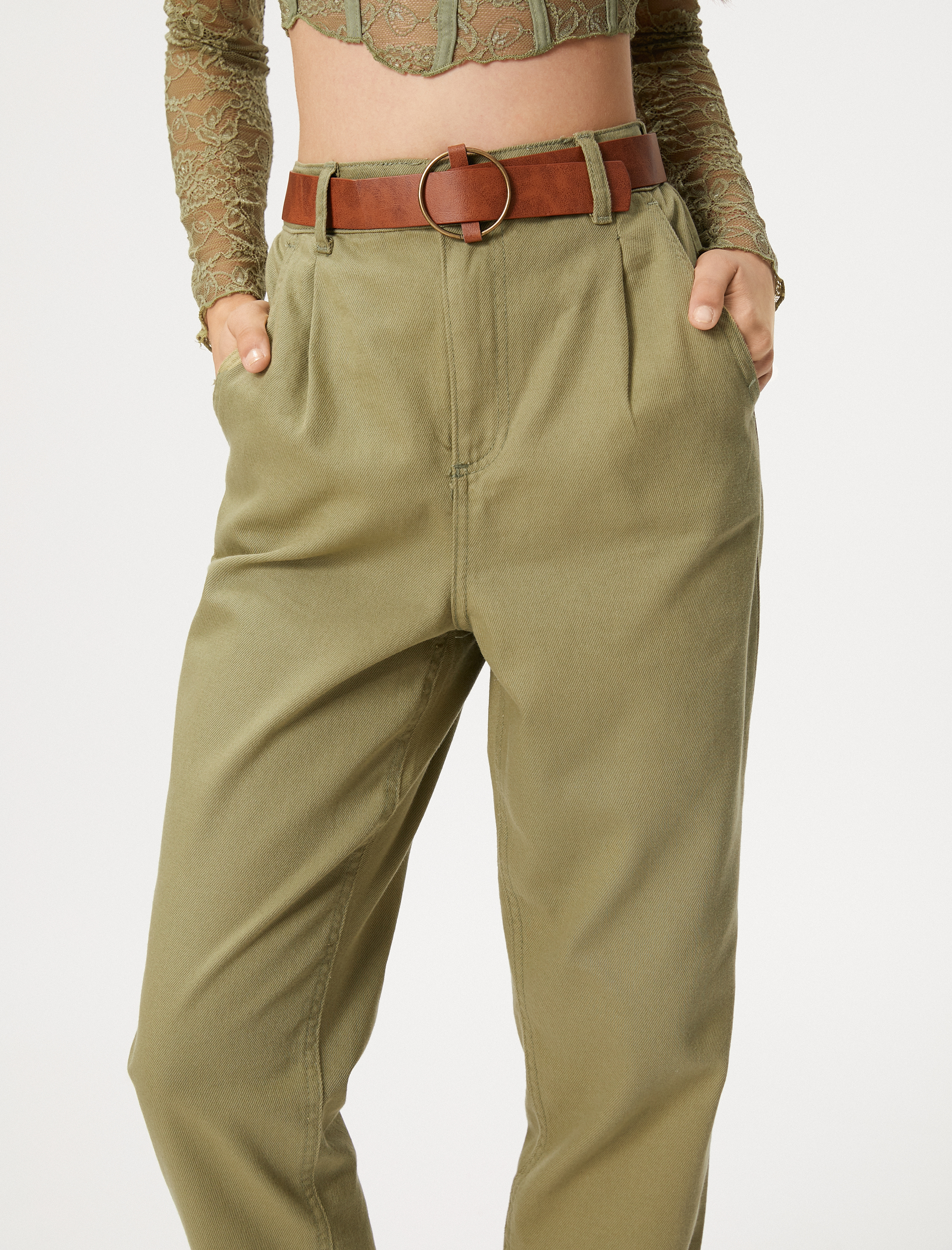   Havuç Pantolon Gabardin Kumaş Kemer Detaylı Hafif Daralan Paça Cepli