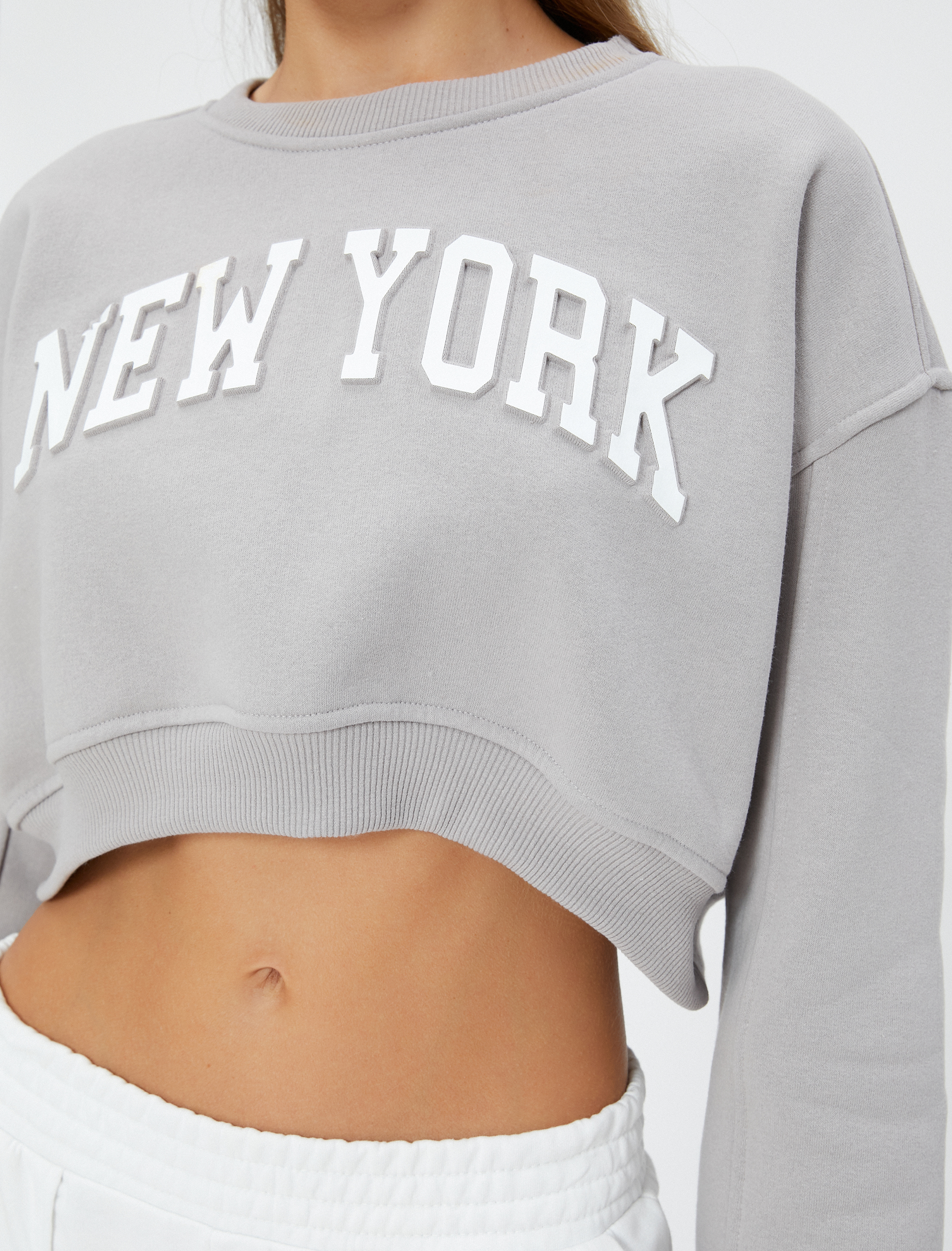 Şardonlu Crop Sweatshirt Slogan Baskılı Rahat Kesim Uzun Kollu