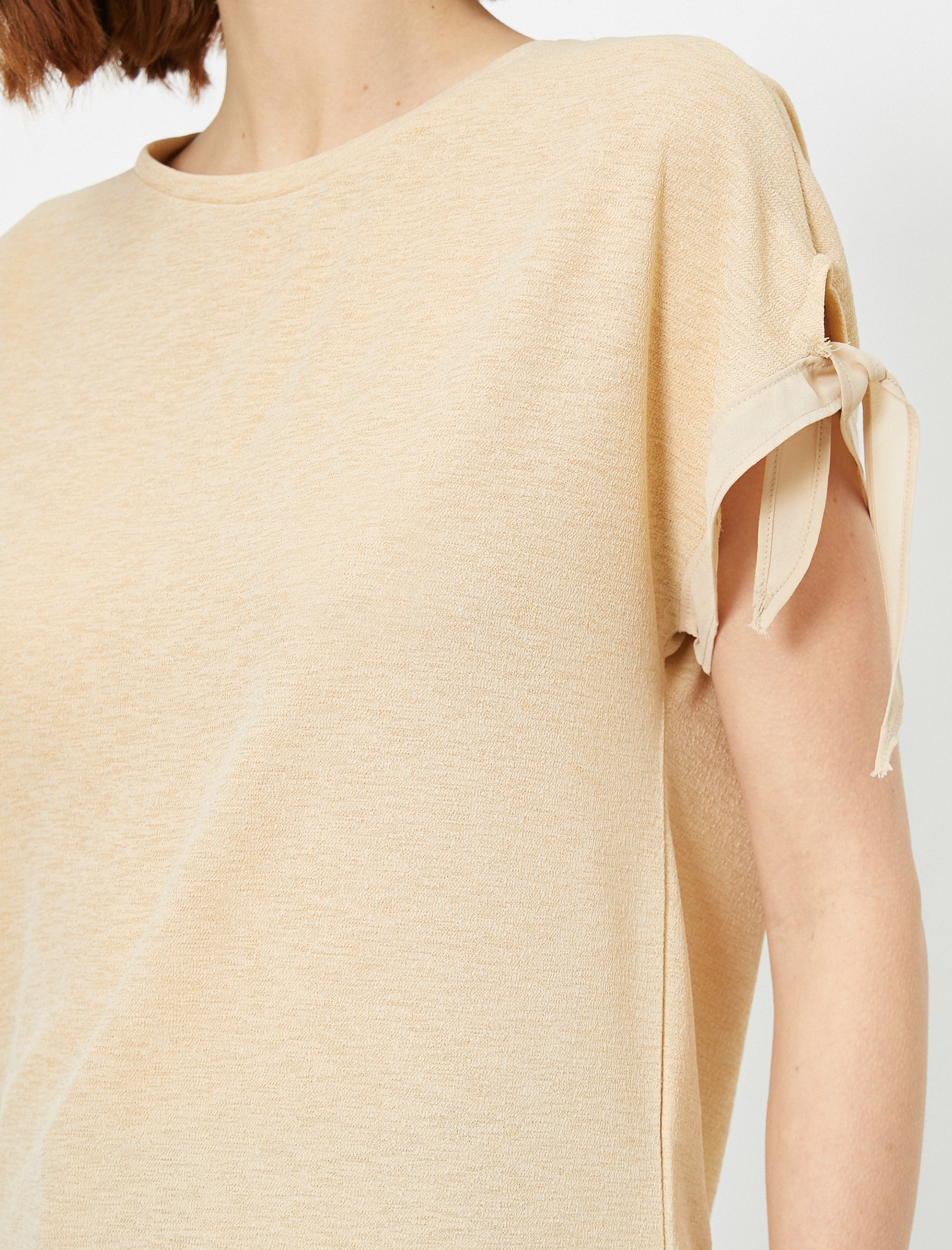   Kol ve Etek Ucu Detaylı Bisiklet Yaka Tişört