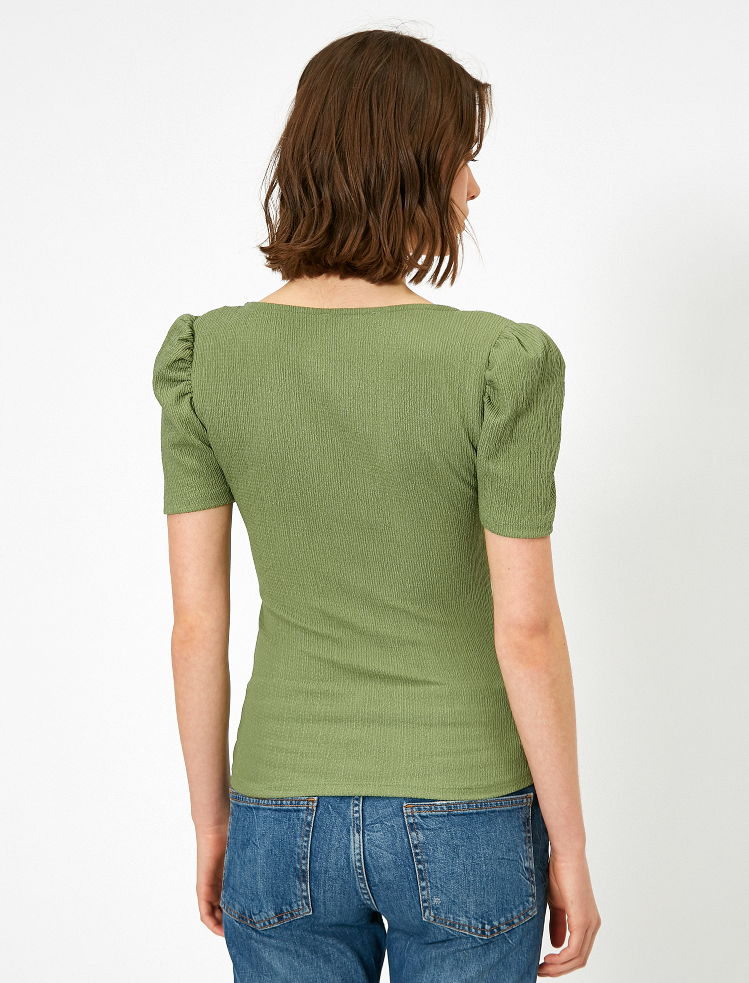   Kare Yaka Dar Kesim Tişört