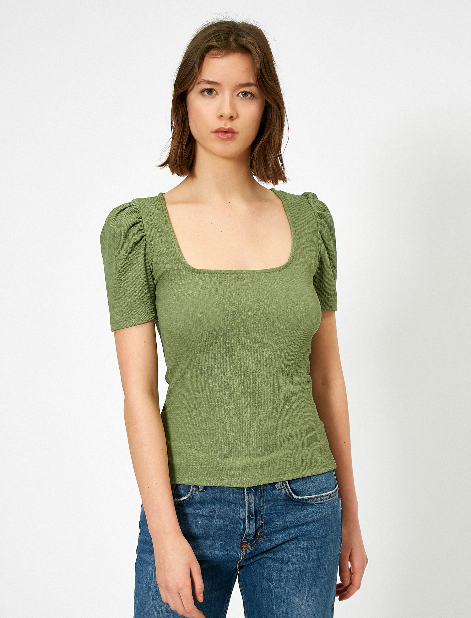   Kare Yaka Dar Kesim Tişört