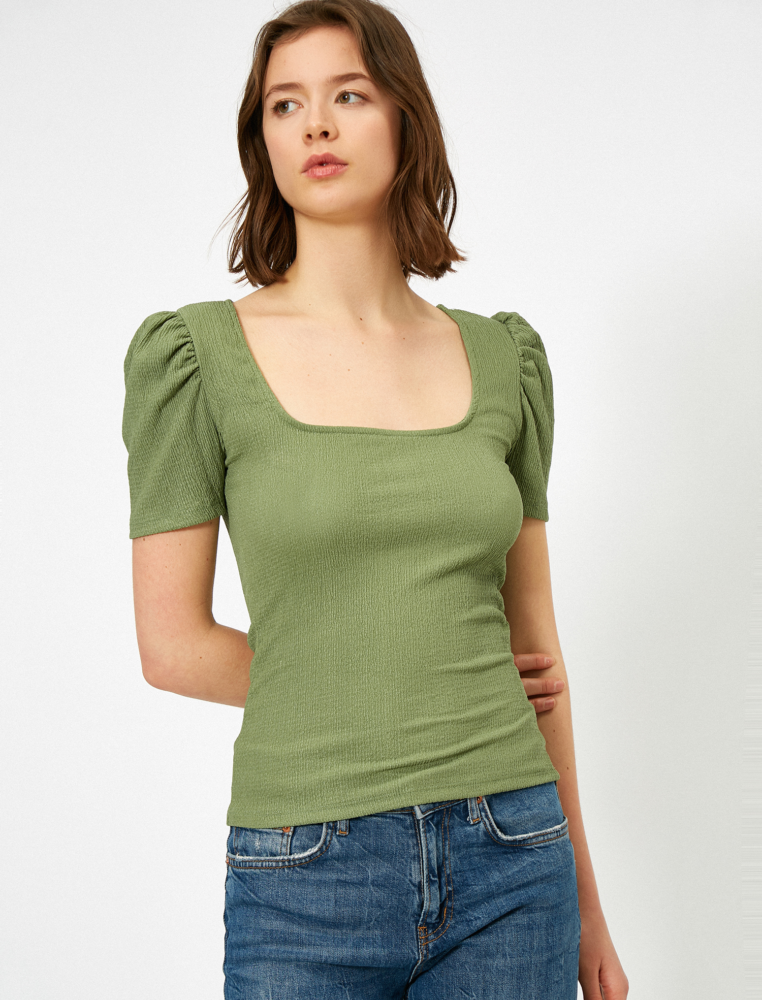   Kare Yaka Dar Kesim Tişört