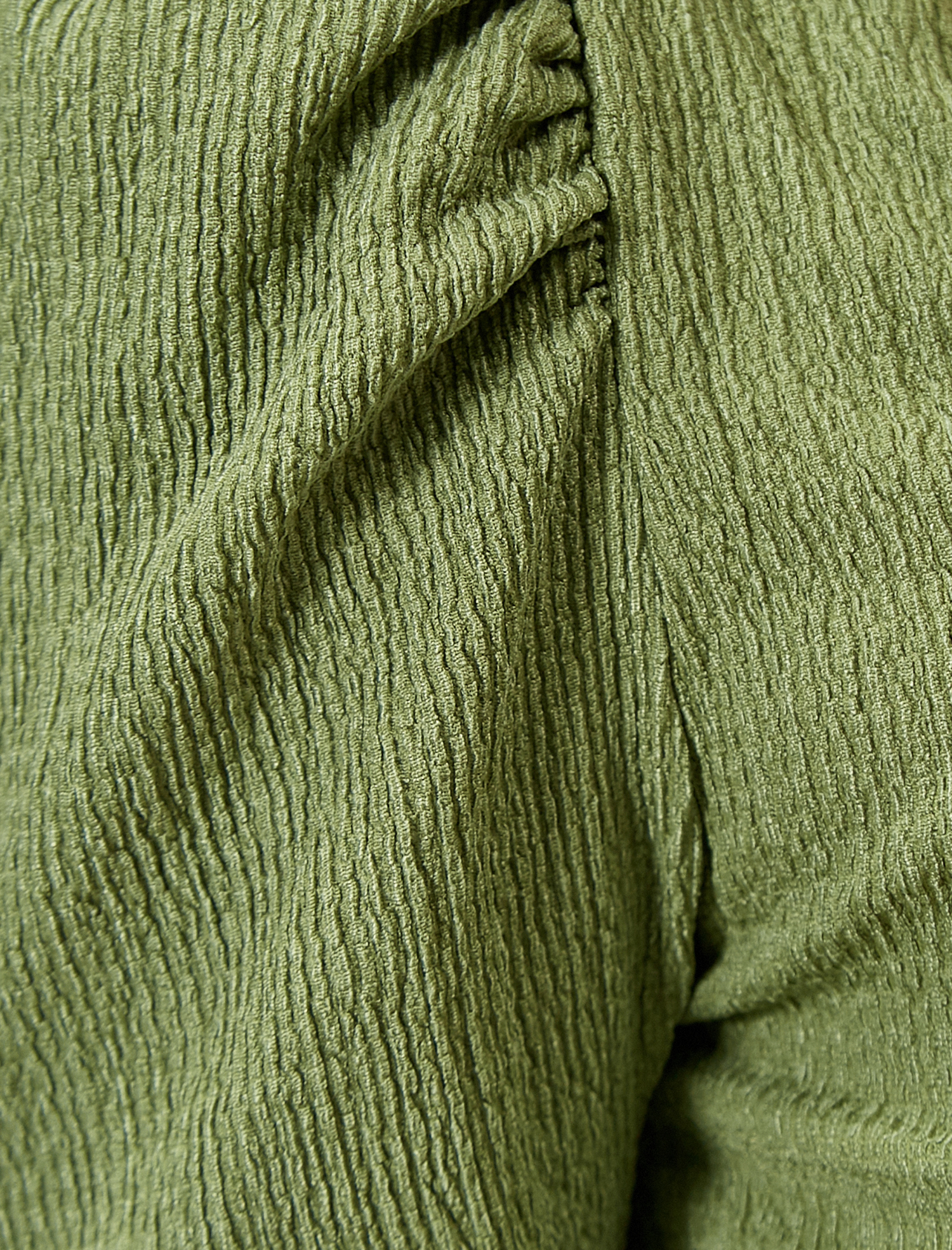   Kare Yaka Dar Kesim Tişört