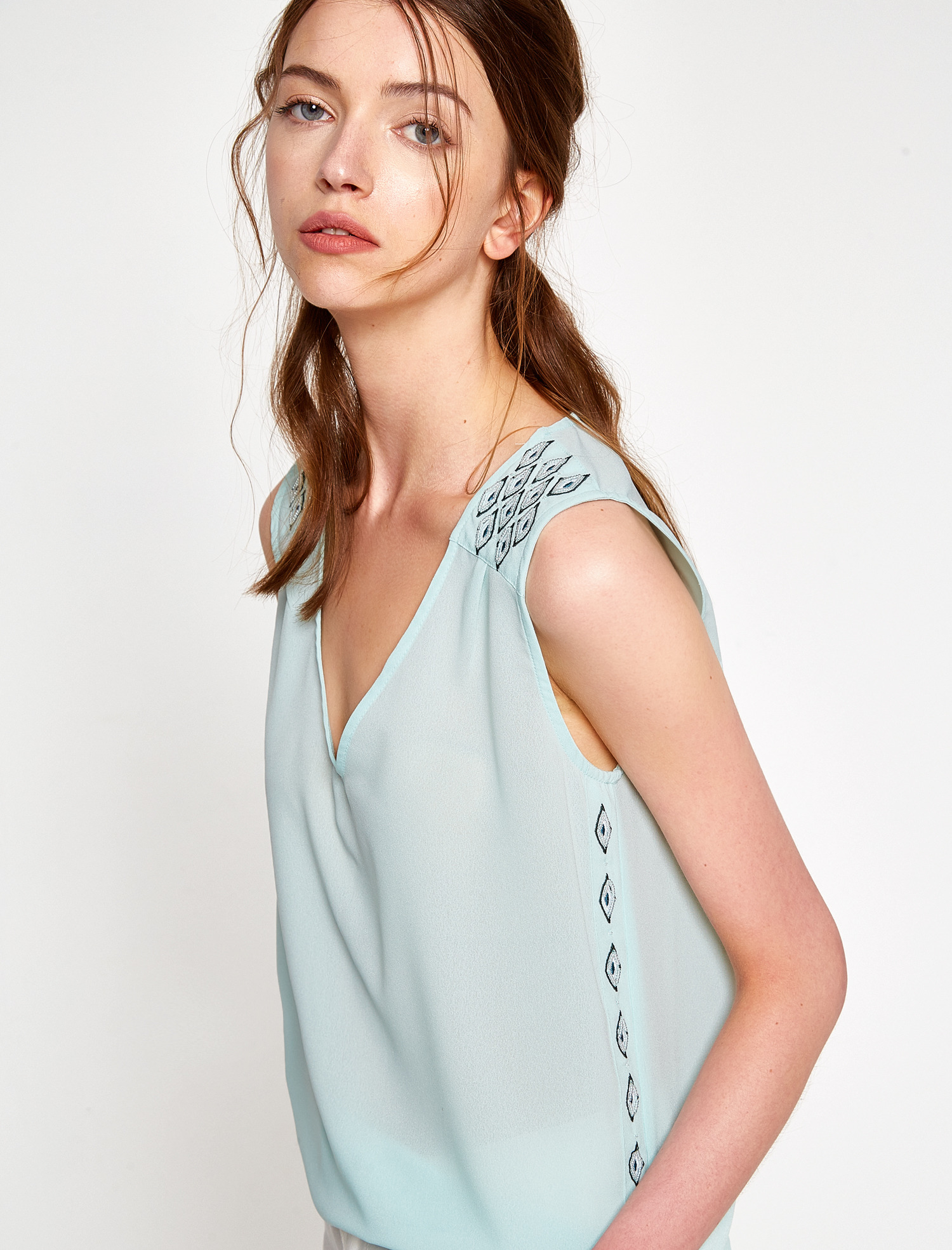   İşlemeli Kolsuz Bluz