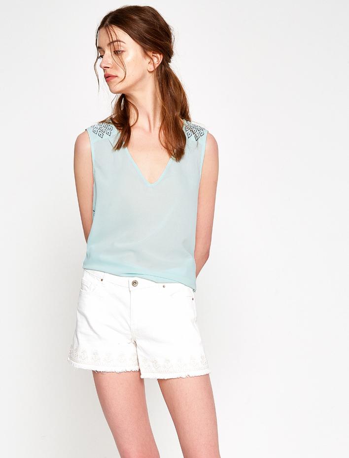  İşlemeli Kolsuz Bluz