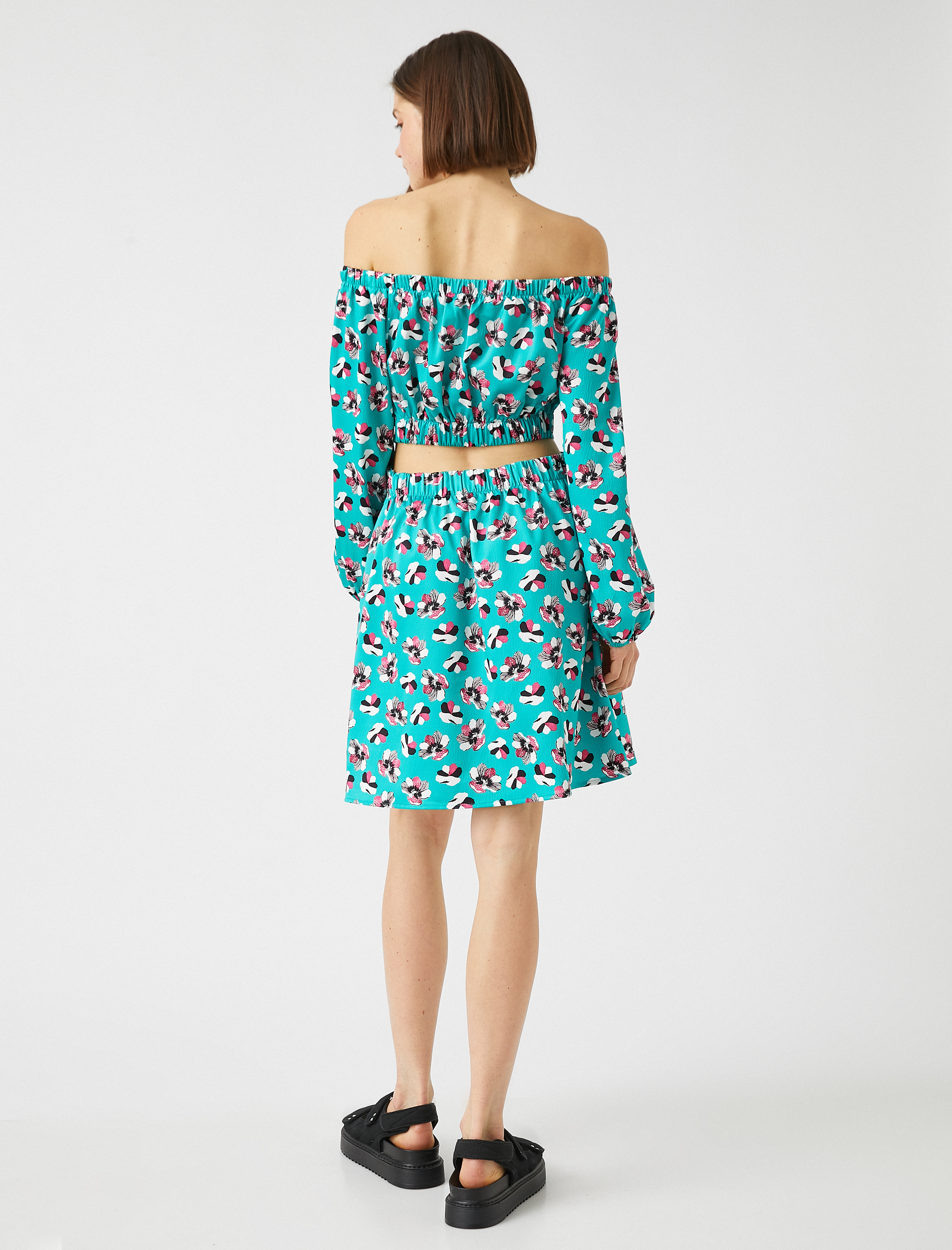   Omzu Açık Mini Elbise