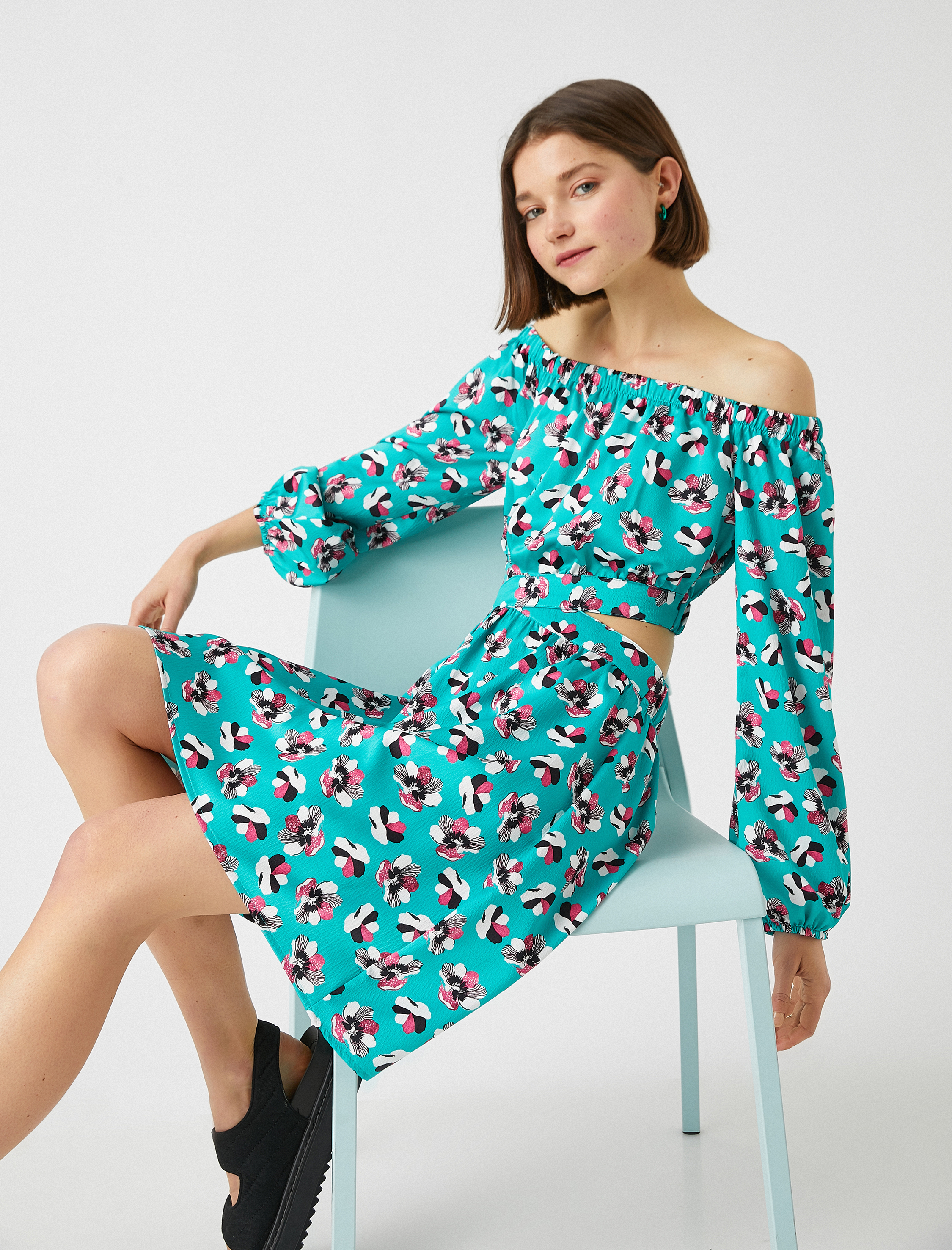   Omzu Açık Mini Elbise