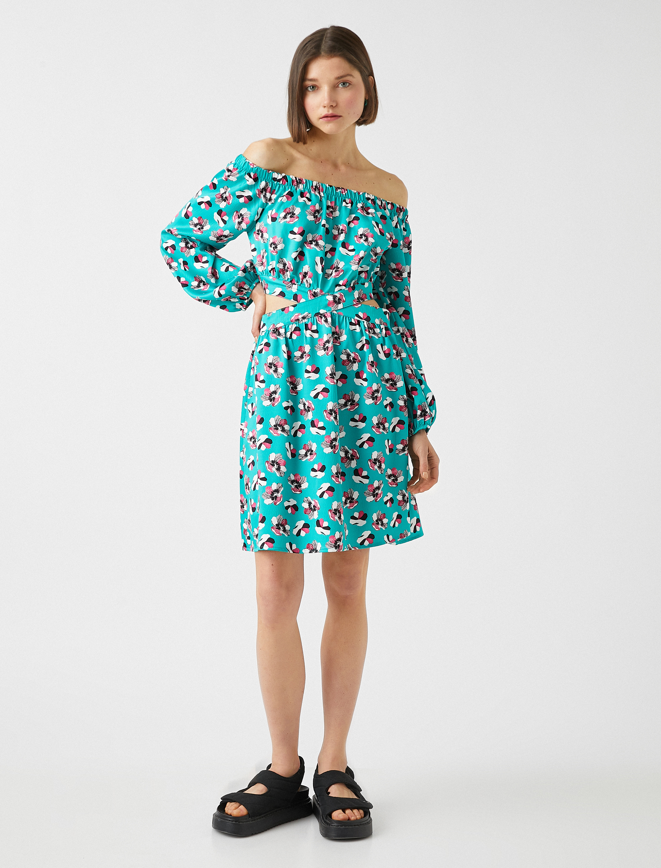   Omzu Açık Mini Elbise